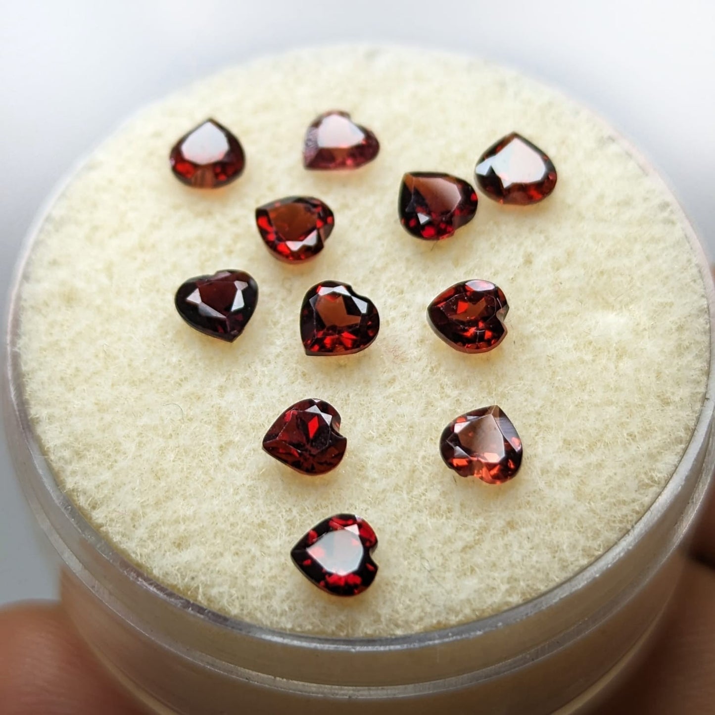 Granate Facetado Corazón 4 mm
