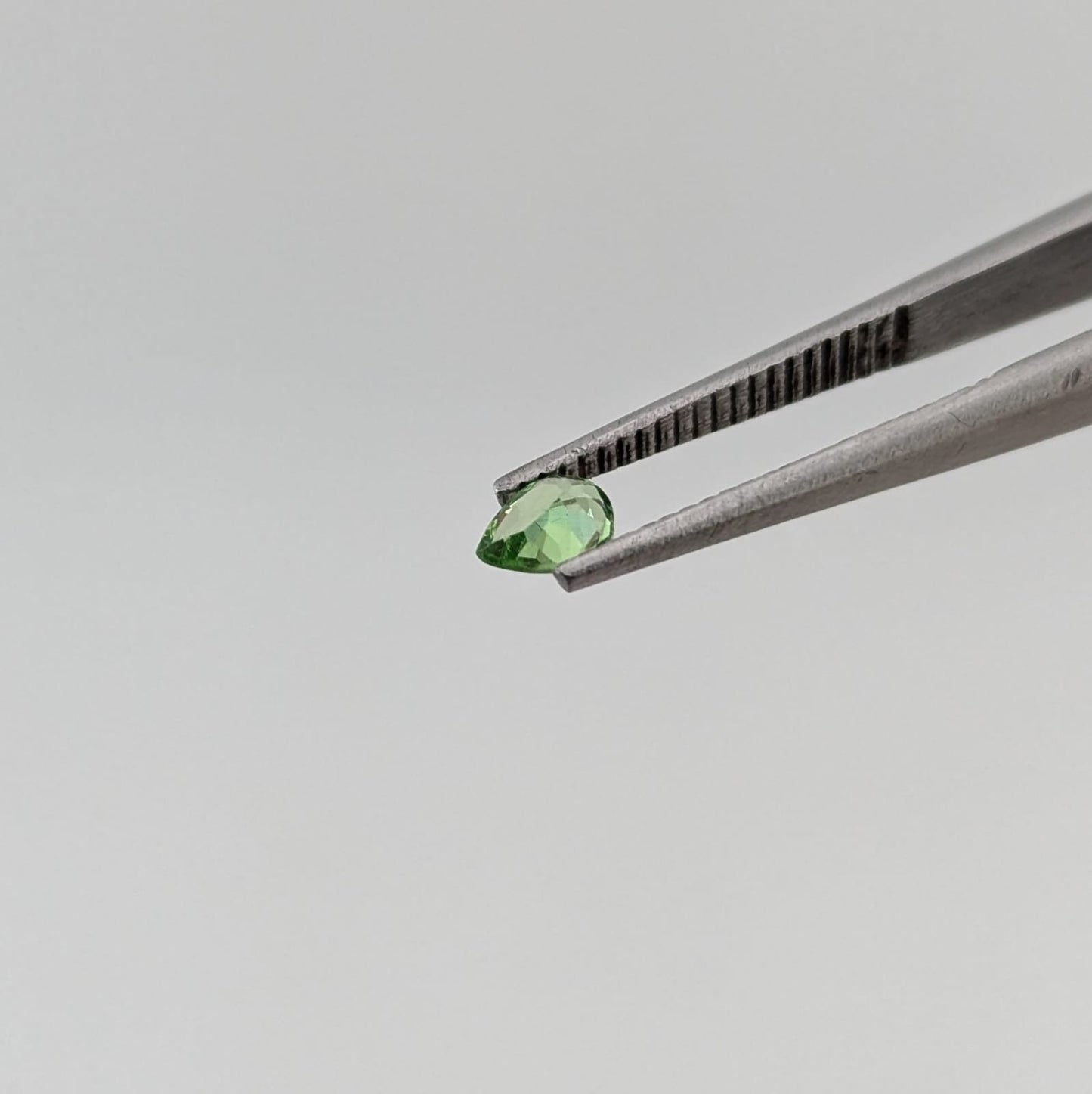 Tsavorita Facetado Gota 3 mm x 4 mm