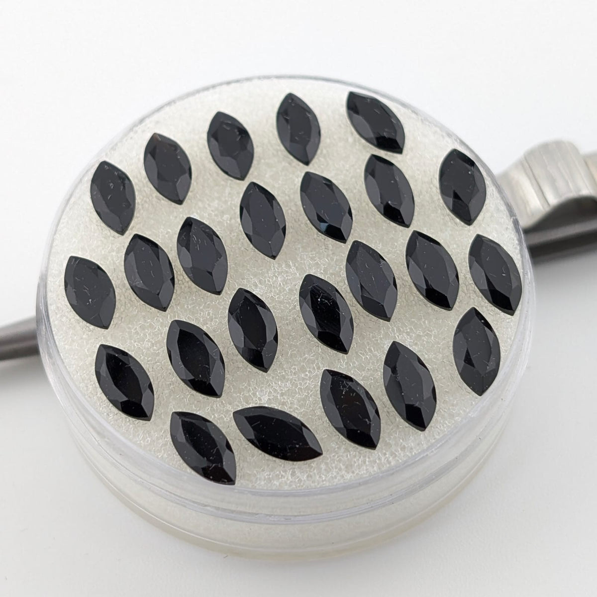Ónix Negro Facetado Marqueza 4 mm x 8 mm