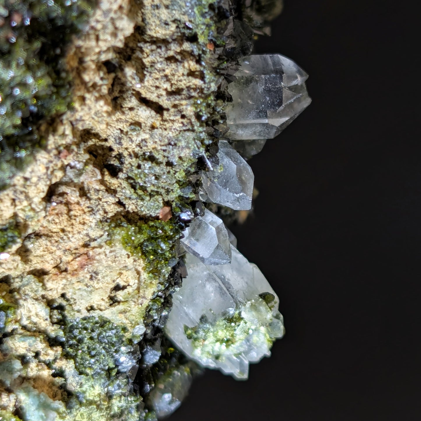 Epidota (base de acrílico)