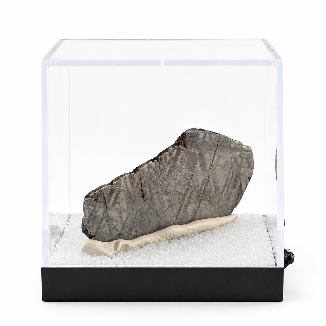 Meteorito Muonionalusta en Caja de Acrílico 6.5 cm