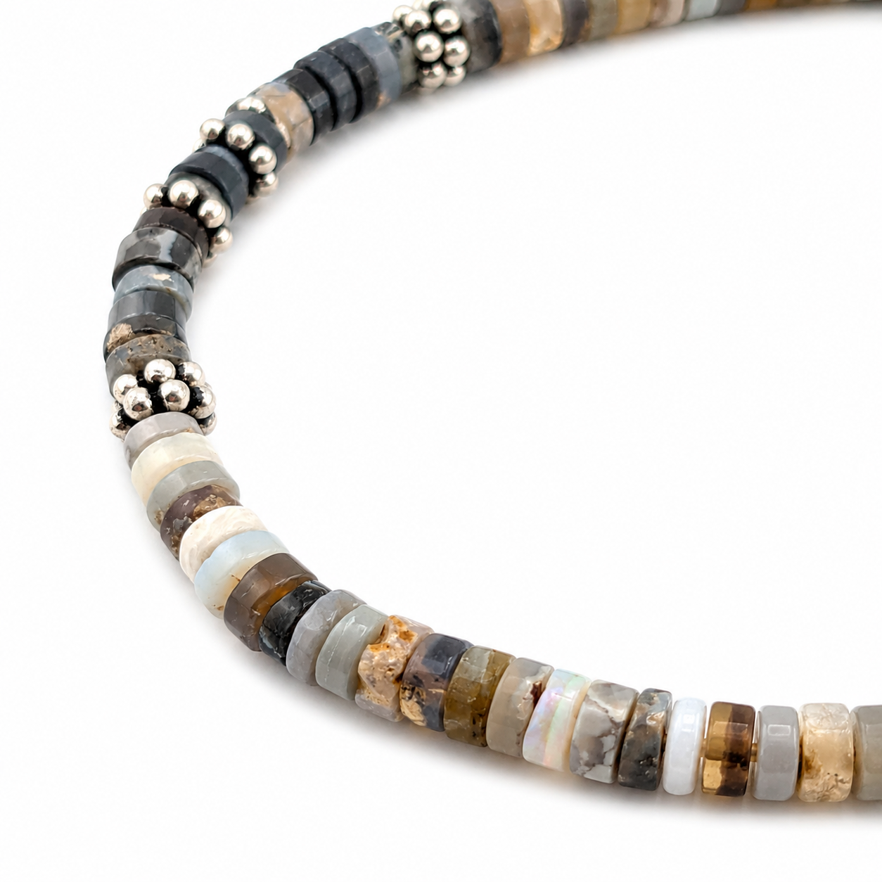Pulsera elástica de ópalo negro australiano 24.5ct 4mm