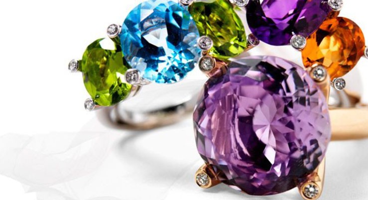 Gemas facetadas de distintos colores engastadas en anillos