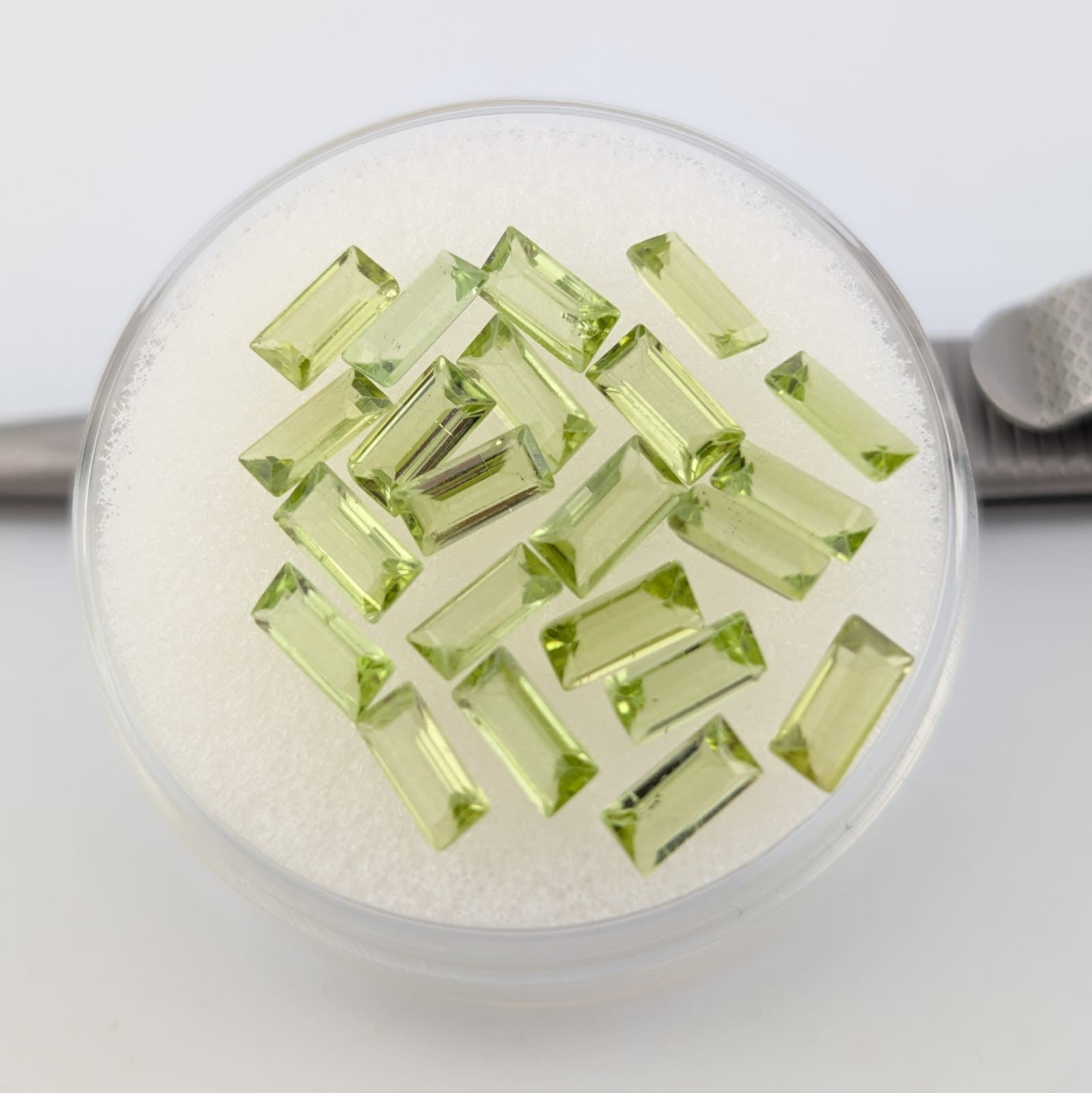 Peridoto Rectangular Baguette 3 x 6 mm