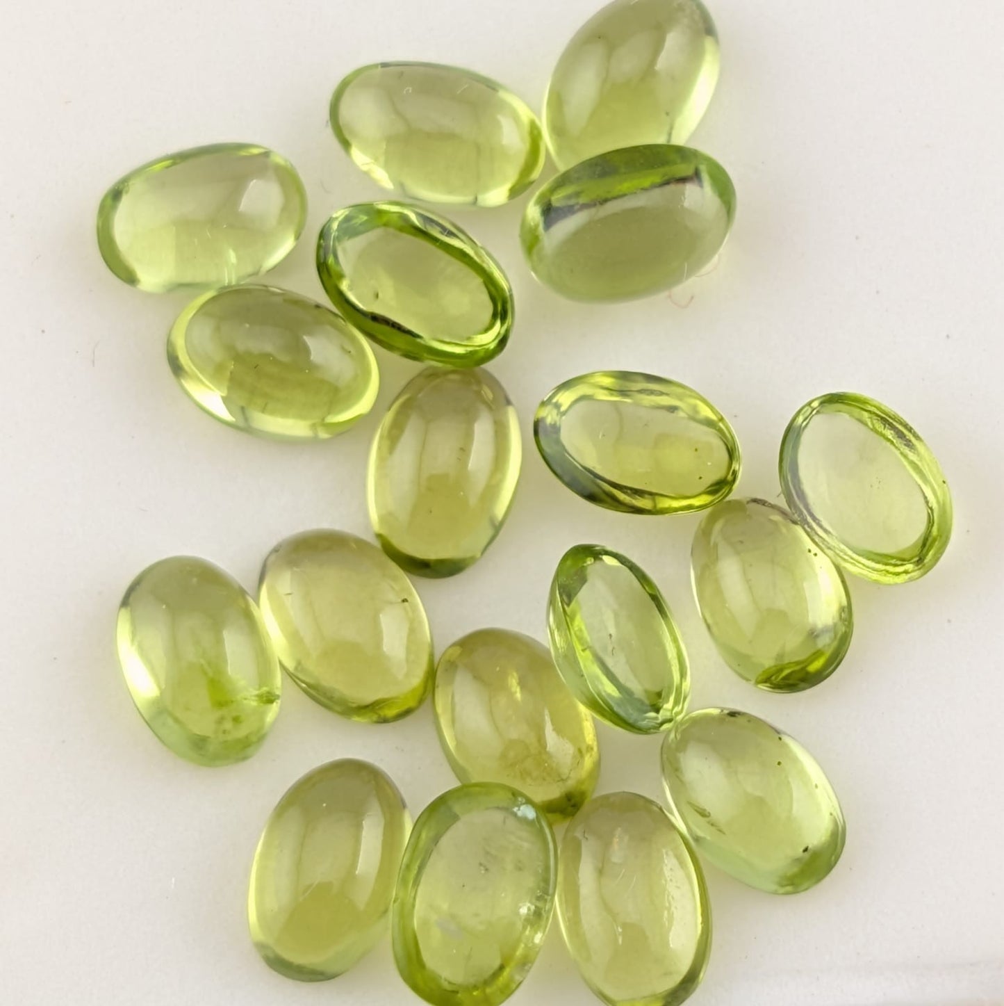 Peridoto Verde Cabujón Ovalado 4 mm x 6 mm
