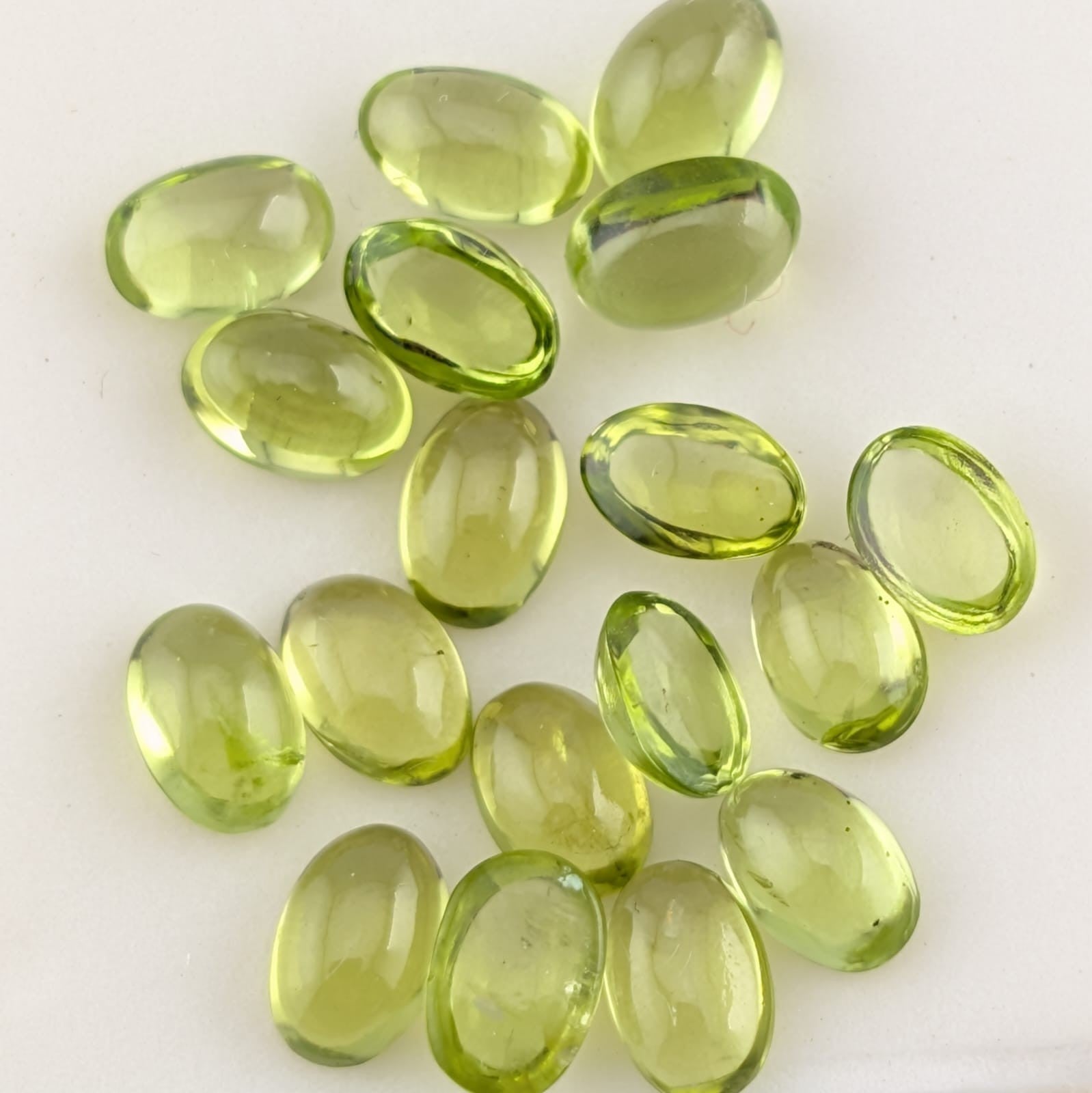 Peridoto Verde Cabujón Ovalado 4 mm x 6 mm