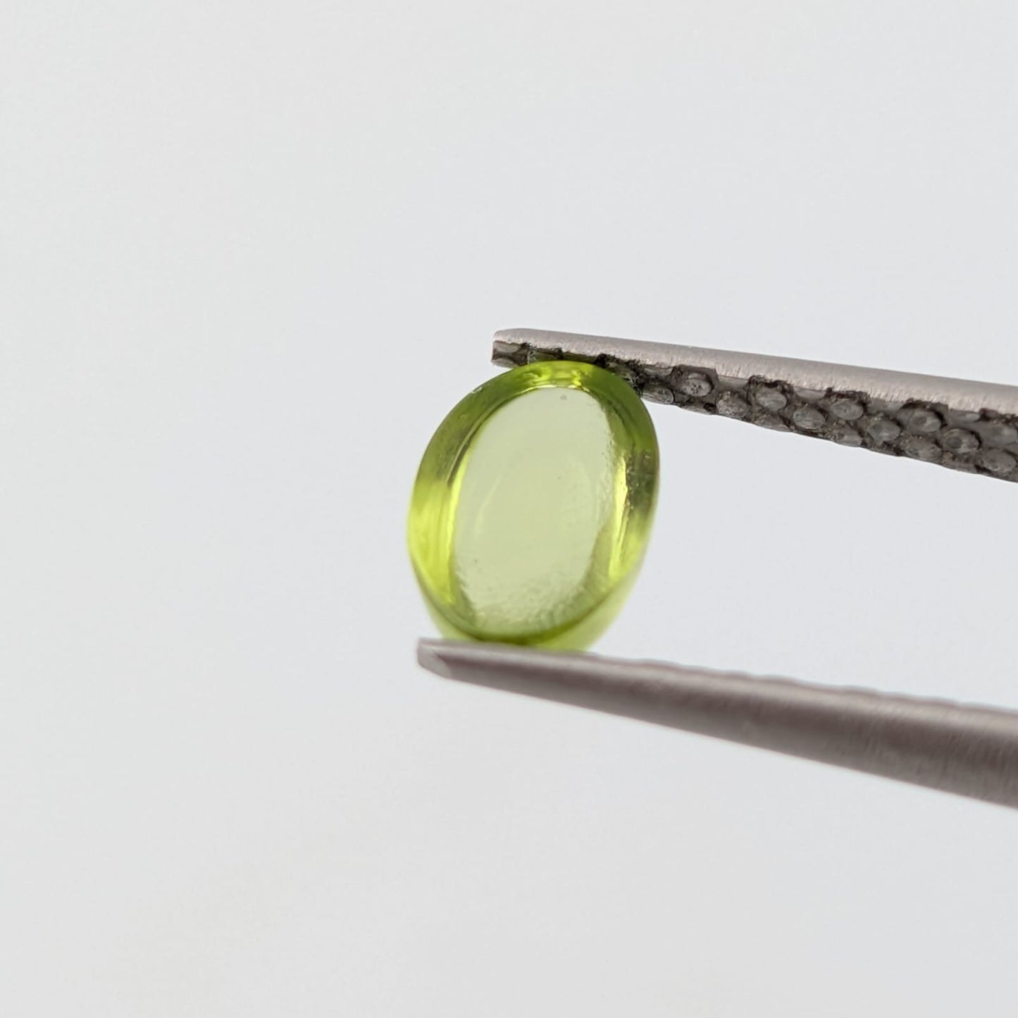 Peridoto Verde Cabujón Ovalado 4 mm x 6 mm