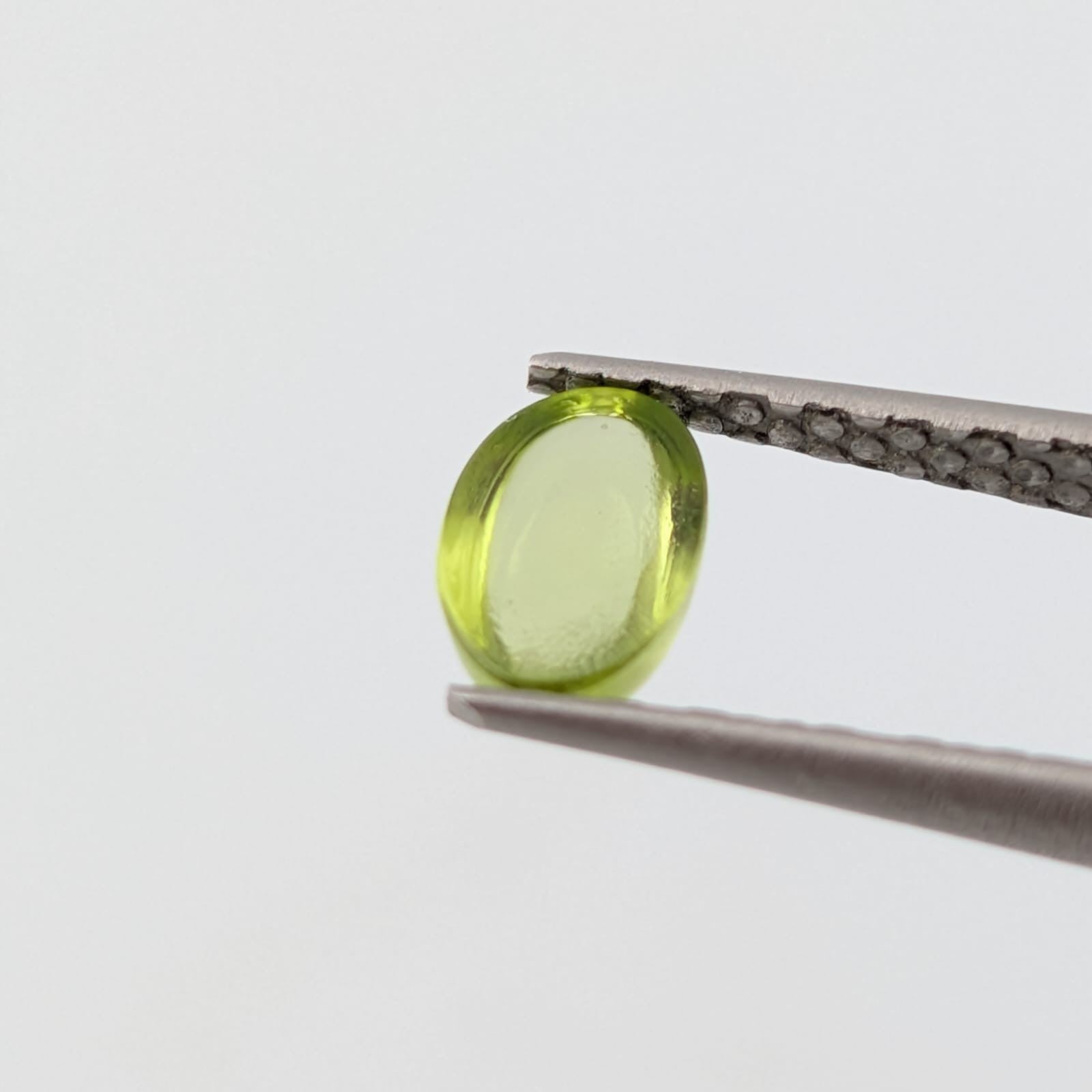 Peridoto Verde Cabujón Ovalado 4 mm x 6 mm