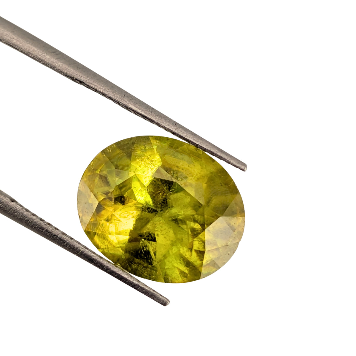 Esfena Verde Facetado Ovalado 11.54 x 10 mm