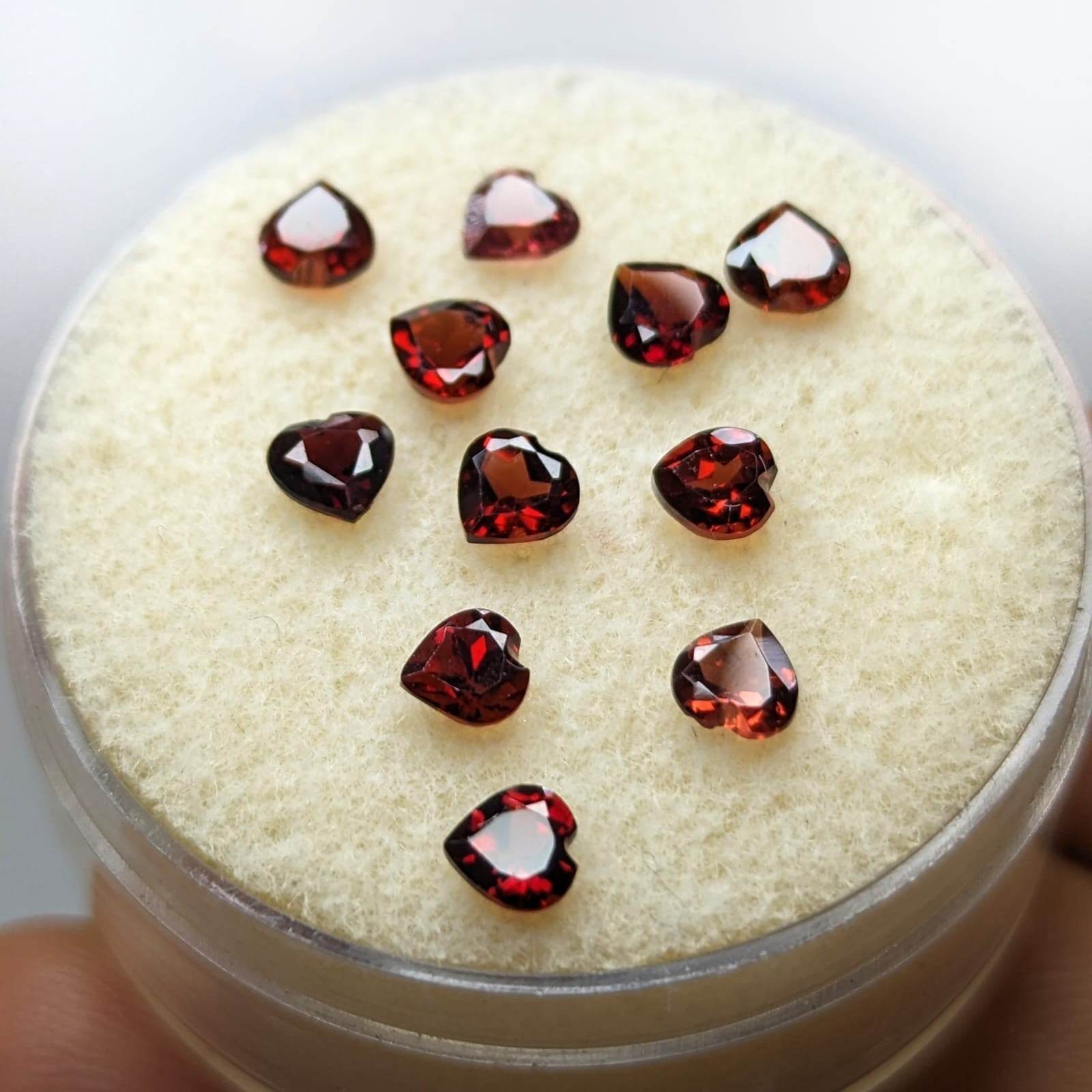 Granate Facetado Corazón 4 mm