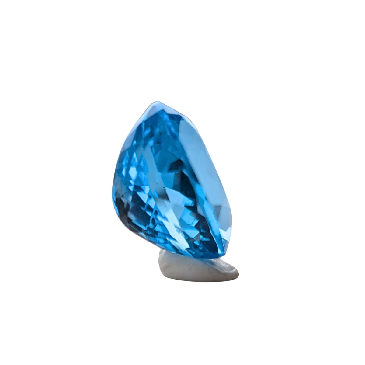 Topacio Swiss Blue Facetado Ovalado 18 x 14.3 mm