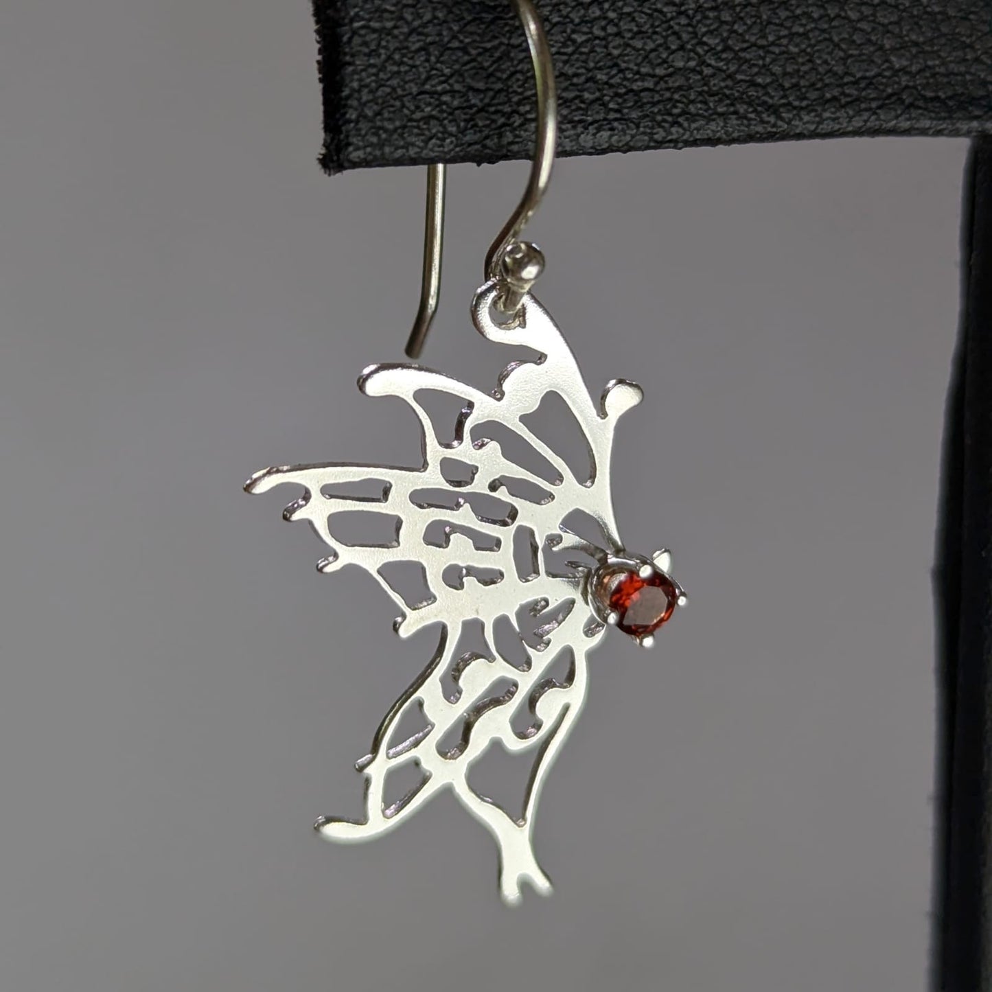 Aretes de Mariposa con Granate
