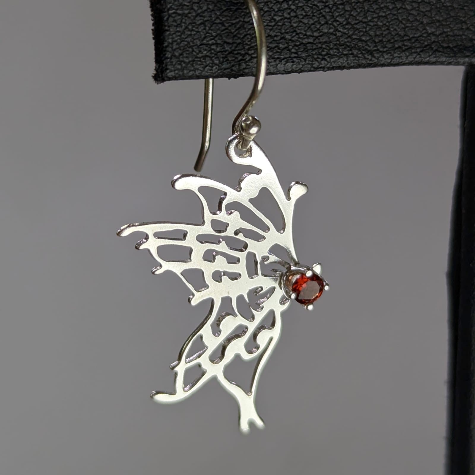Aretes de Mariposa con Granate