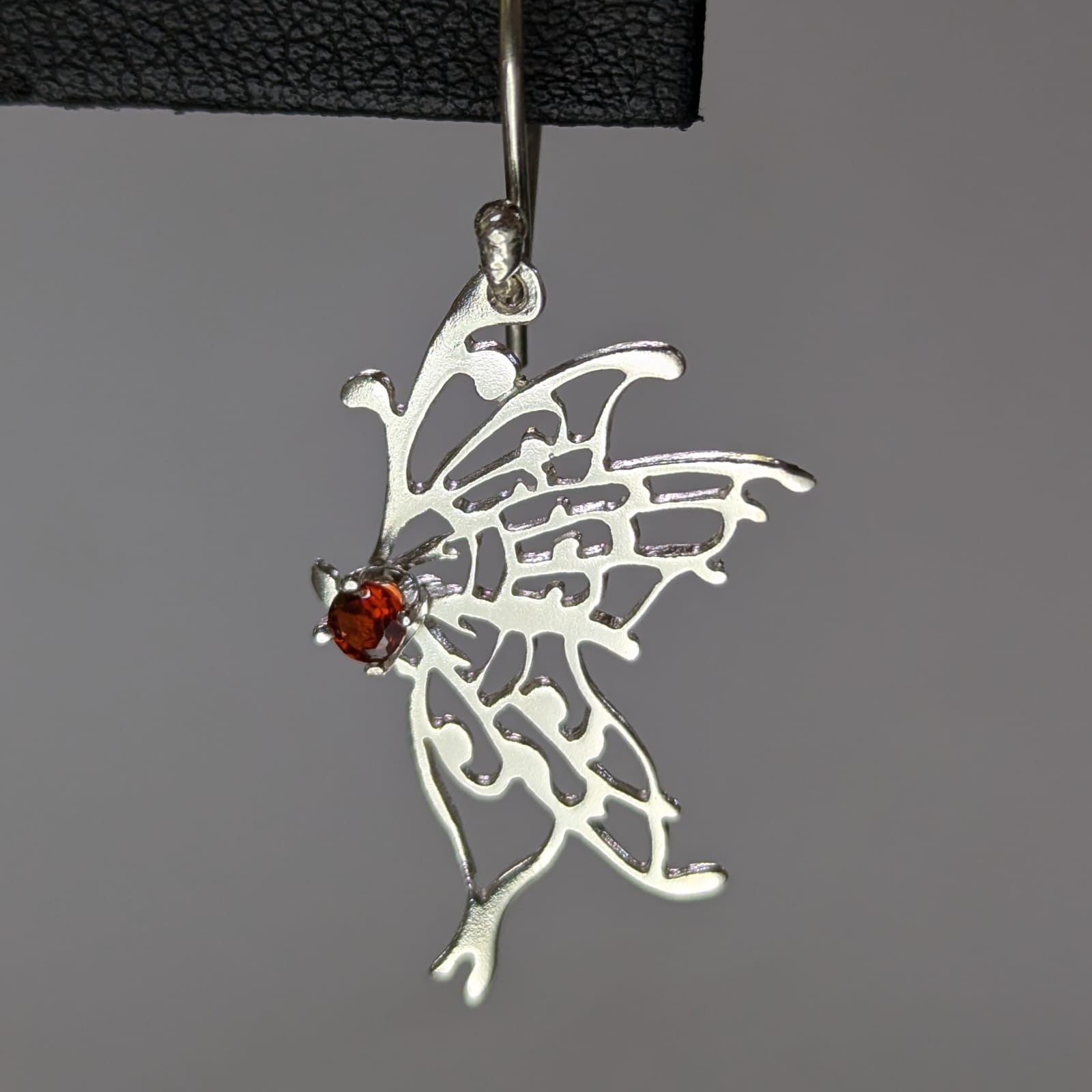 Aretes de Mariposa con Granate
