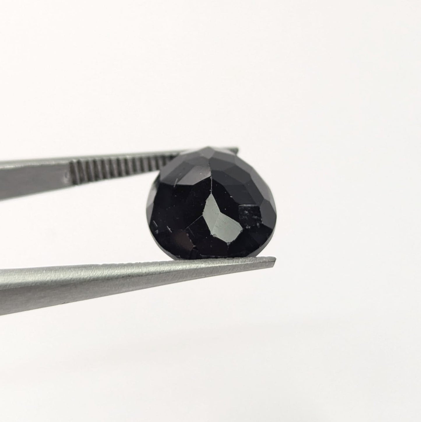 Espinela Negra Facetado Ovalado 12 mm x 10 mm