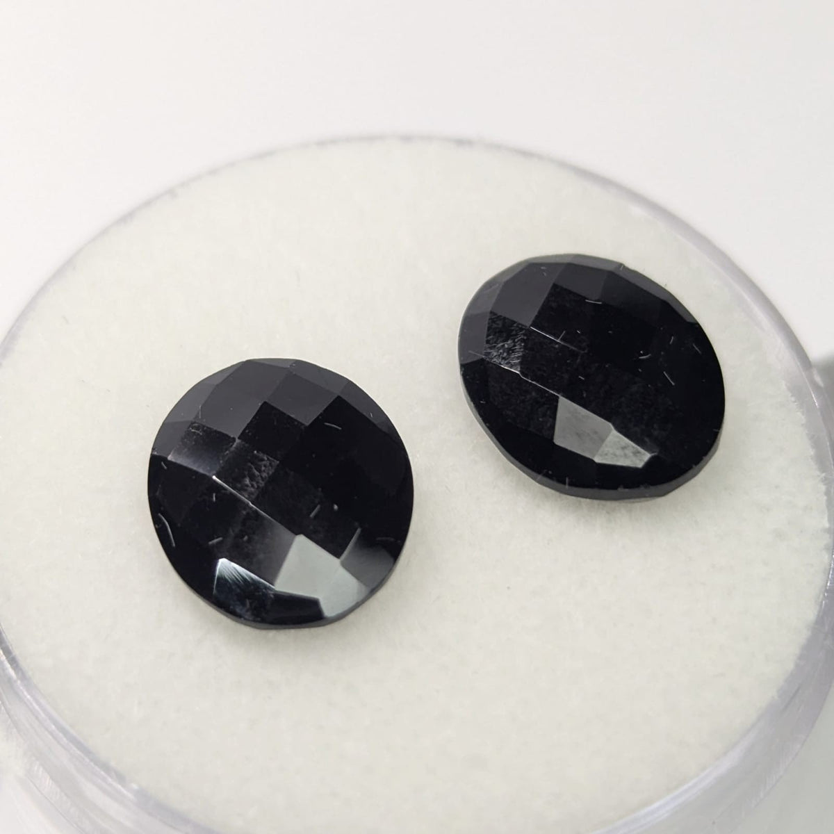 Espinela Negra Facetado Ovalado 12 mm x 10 mm