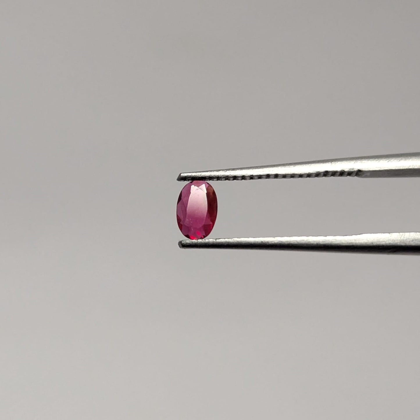 Espinela Roja Facetado Ovalado 4.5 mm x 3 mm