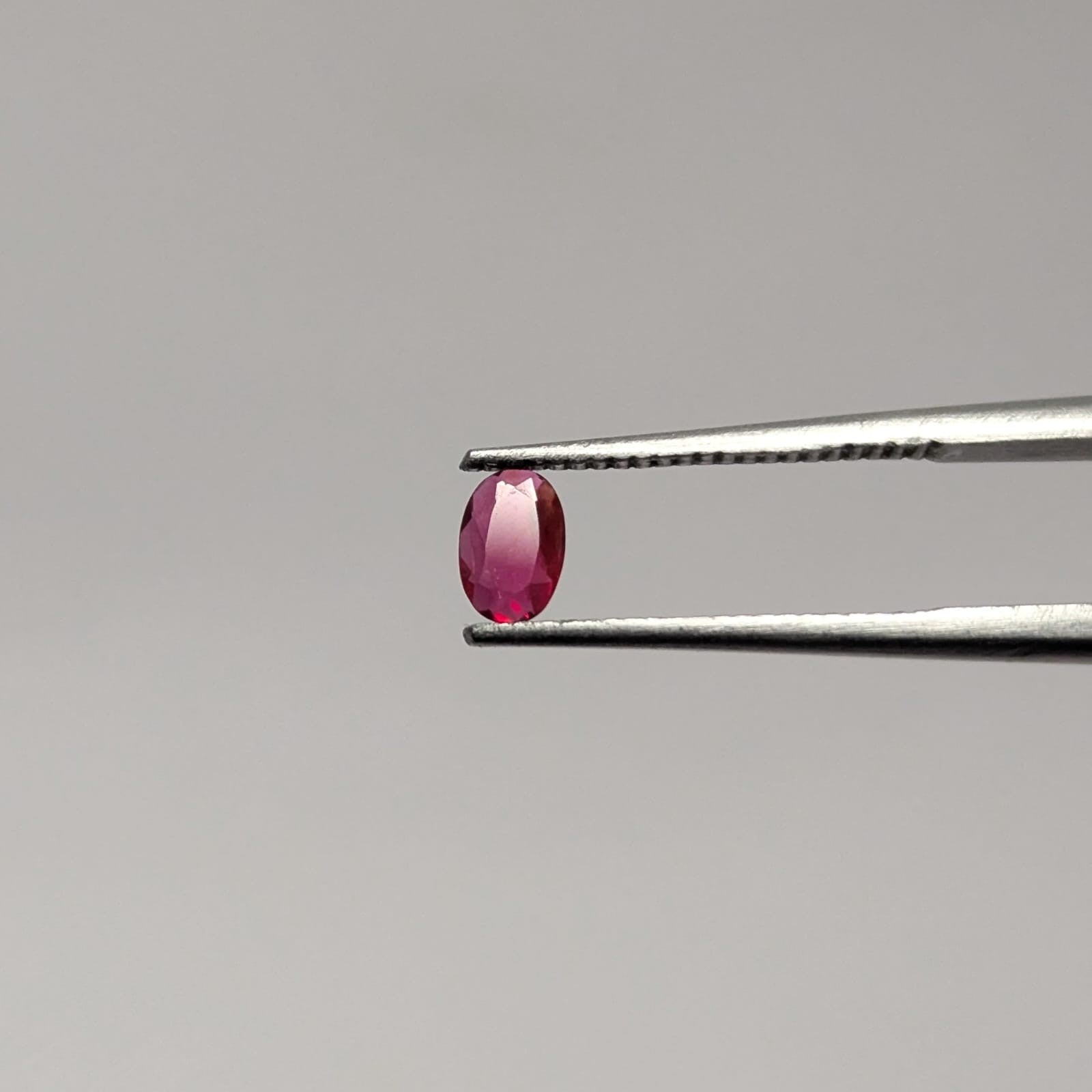 Espinela Roja Facetado Ovalado 4.5 mm x 3 mm