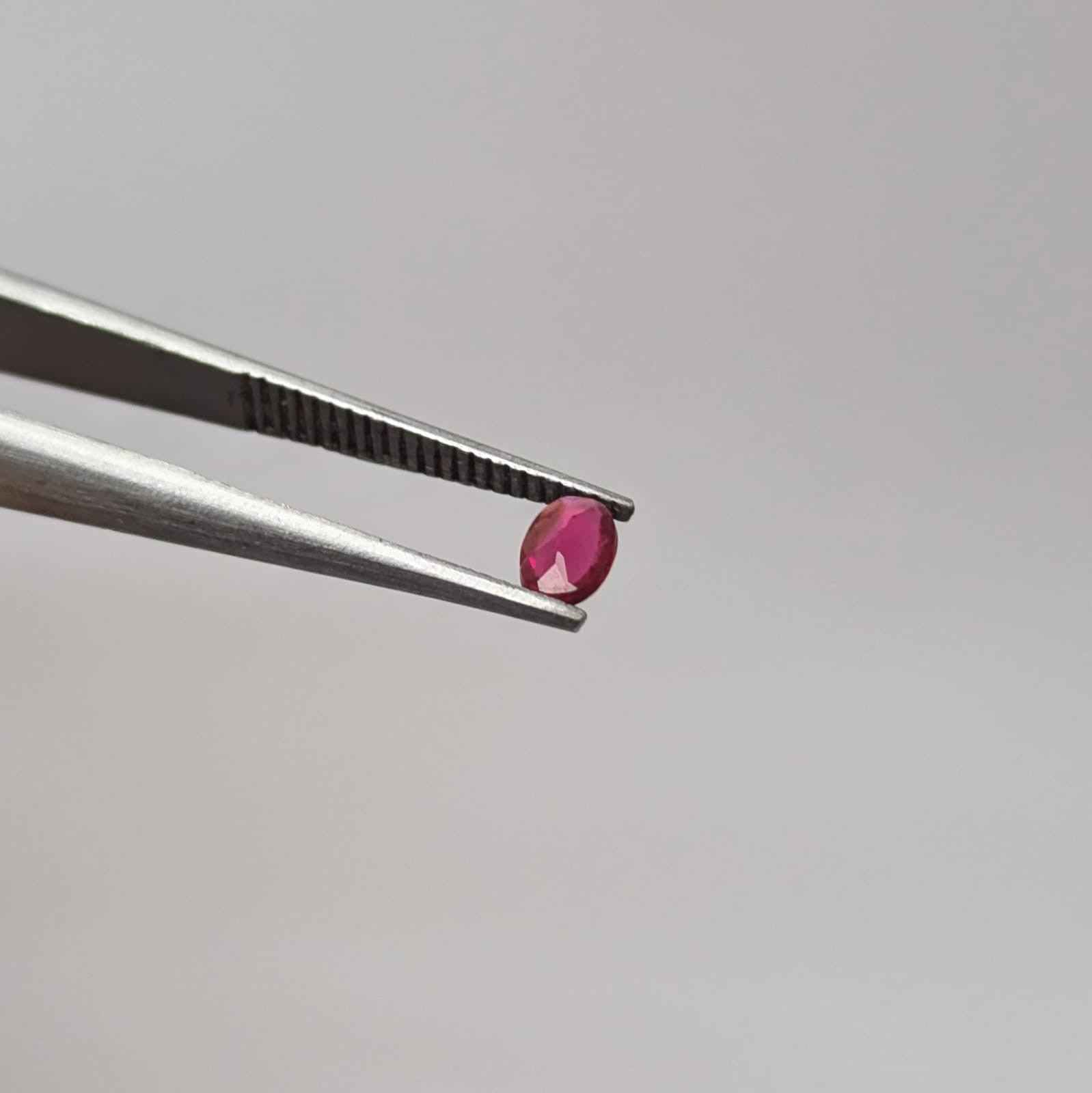 Espinela Roja Facetado Ovalado 4.5 mm x 3 mm