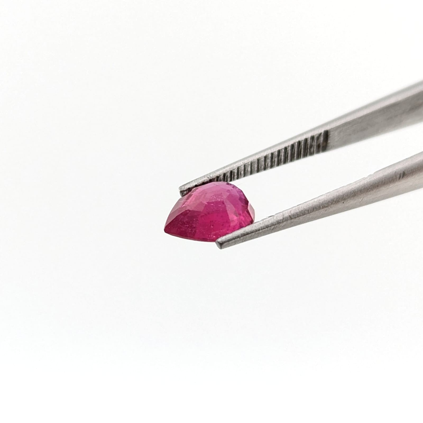 Rubí Facetado Gota 7 x 5 mm