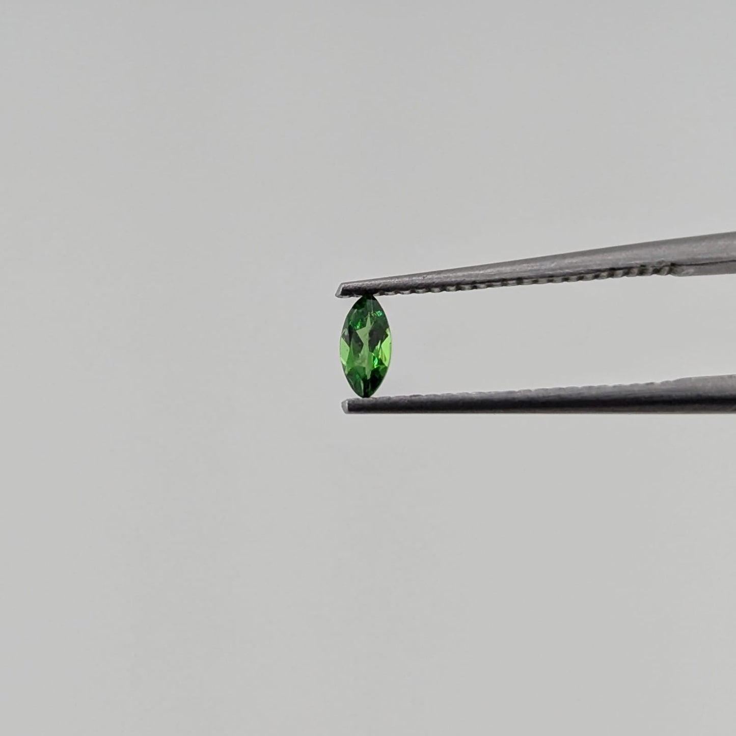 Tsavorita Facetado Marqueza 2 mm x 4 mm