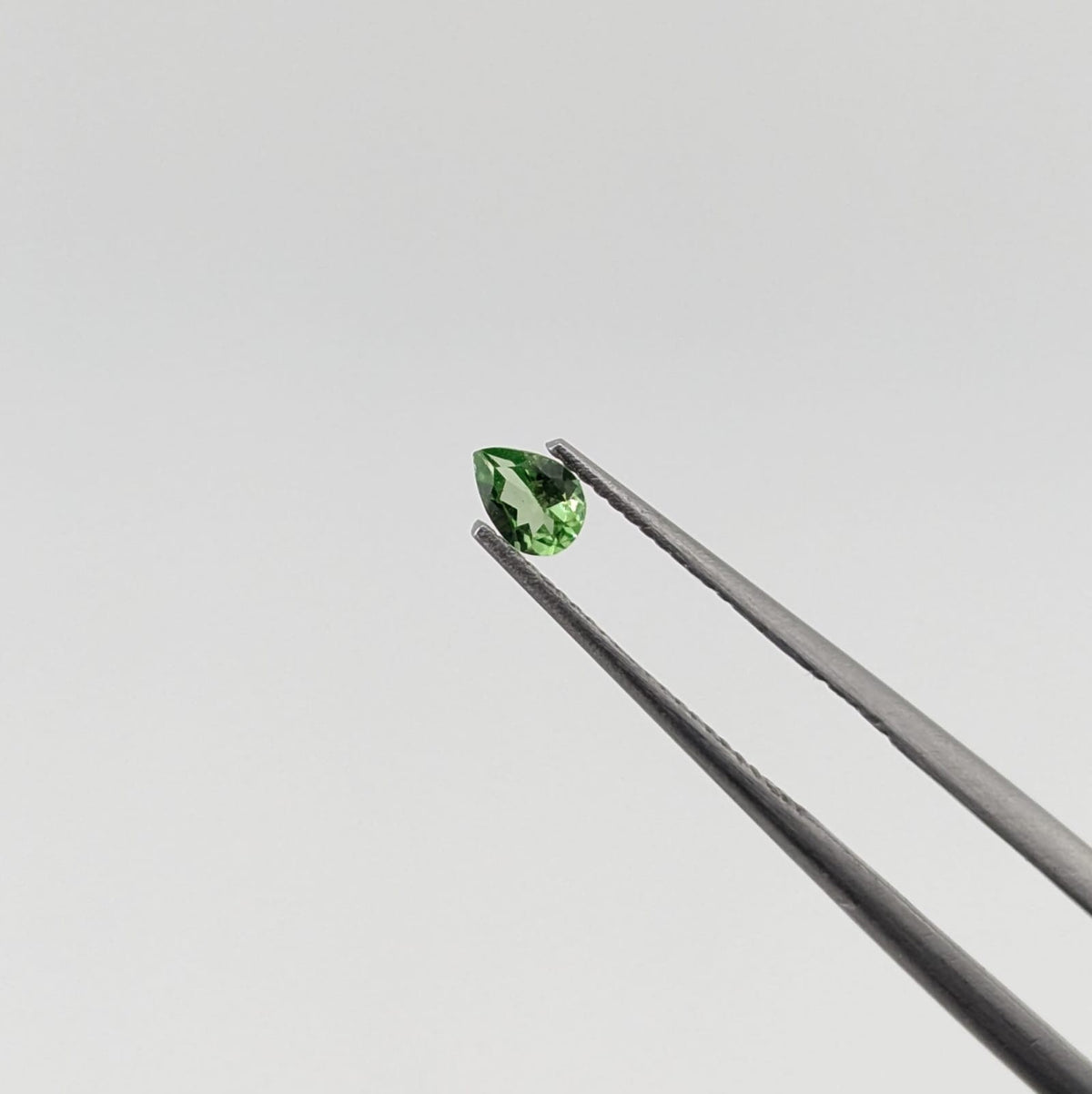 Tsavorita Facetado Gota 3 mm x 4 mm