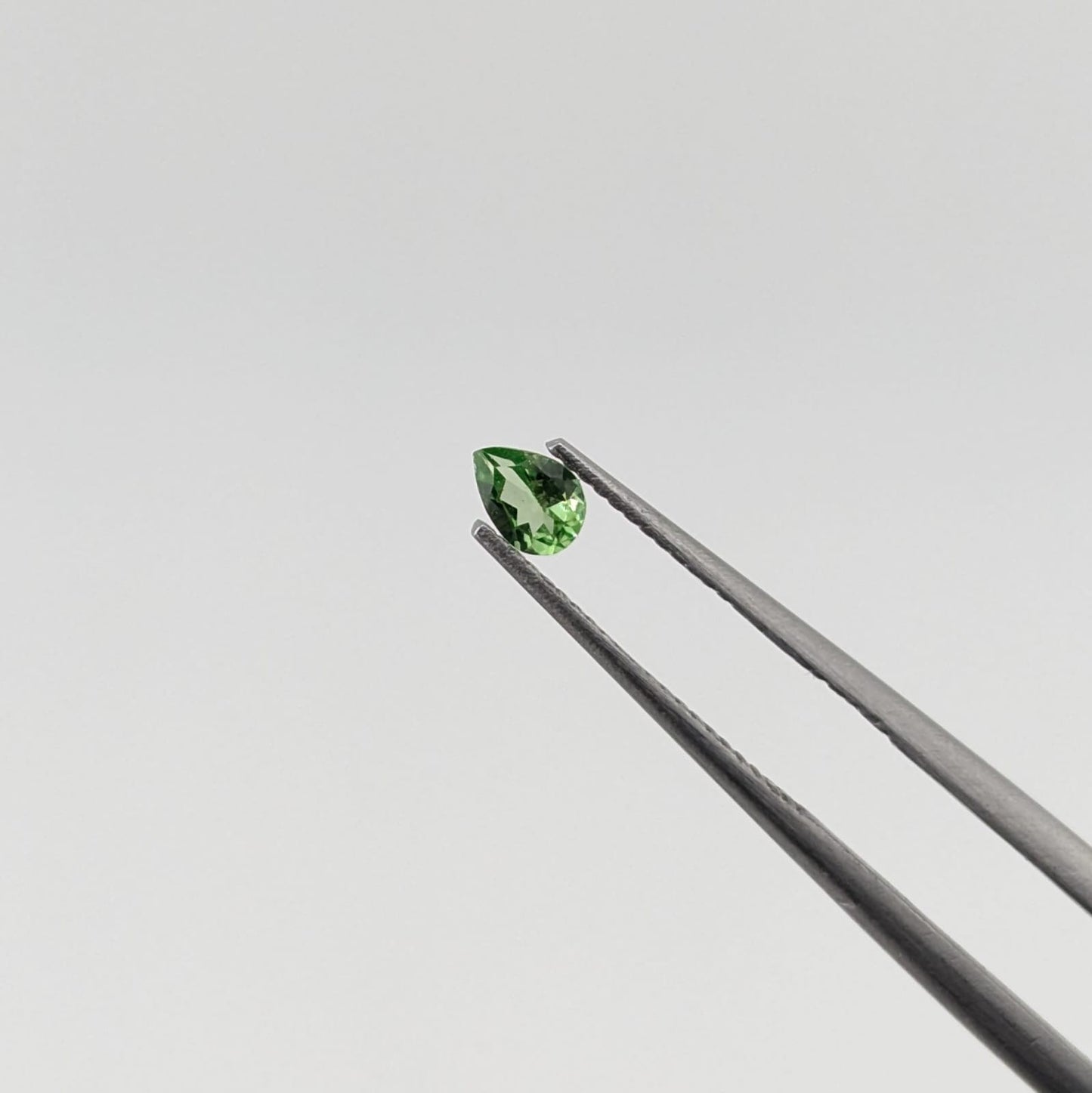 Tsavorita Facetado Gota 3 mm x 4 mm