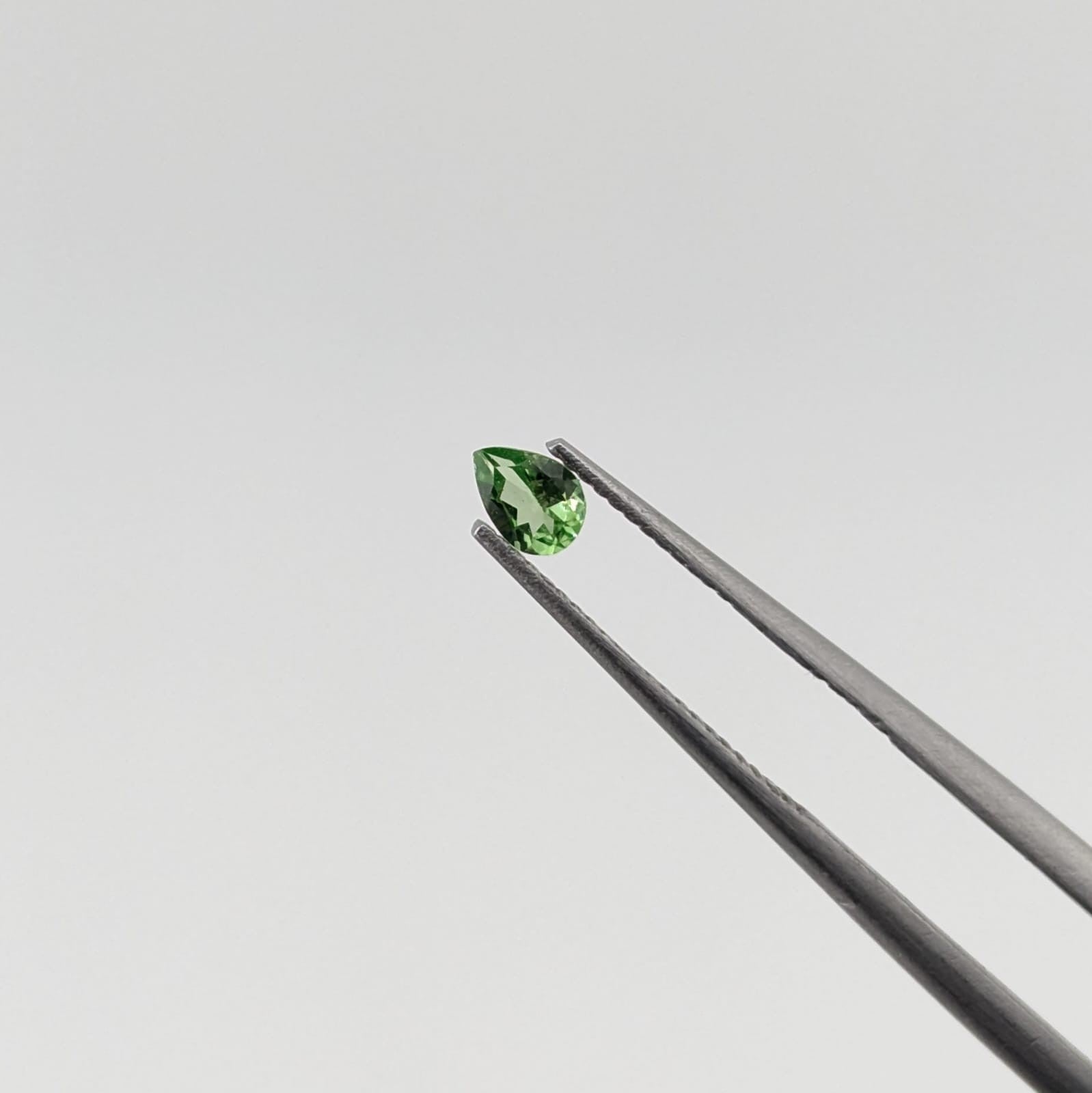 Tsavorita Facetado Gota 3 mm x 4 mm