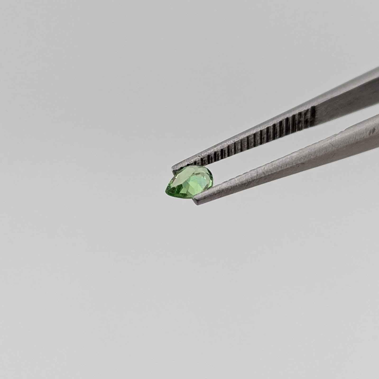 Tsavorita Facetado Gota 3 mm x 4 mm