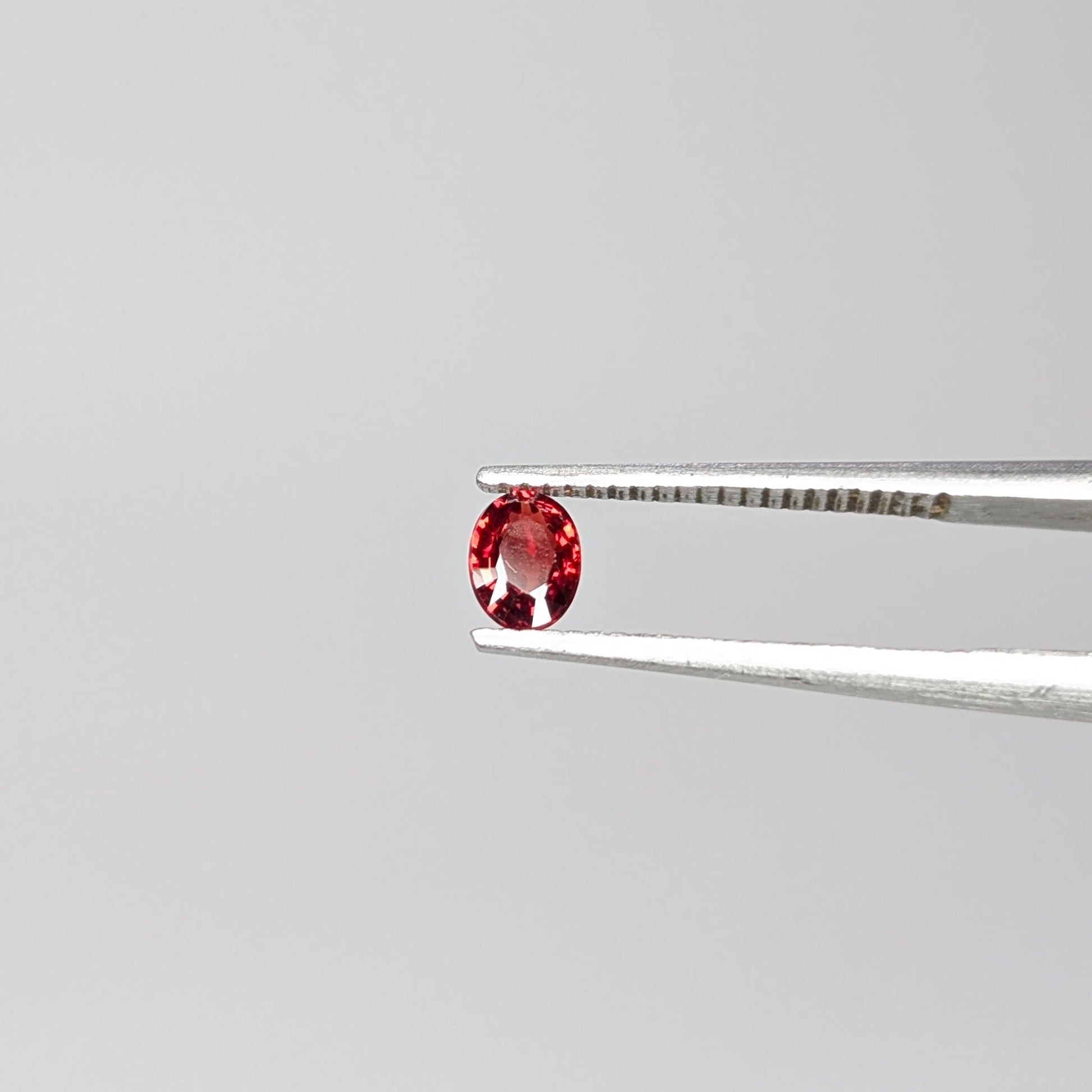Zafiro Rojo Facetado Ovalado 3x4 mm