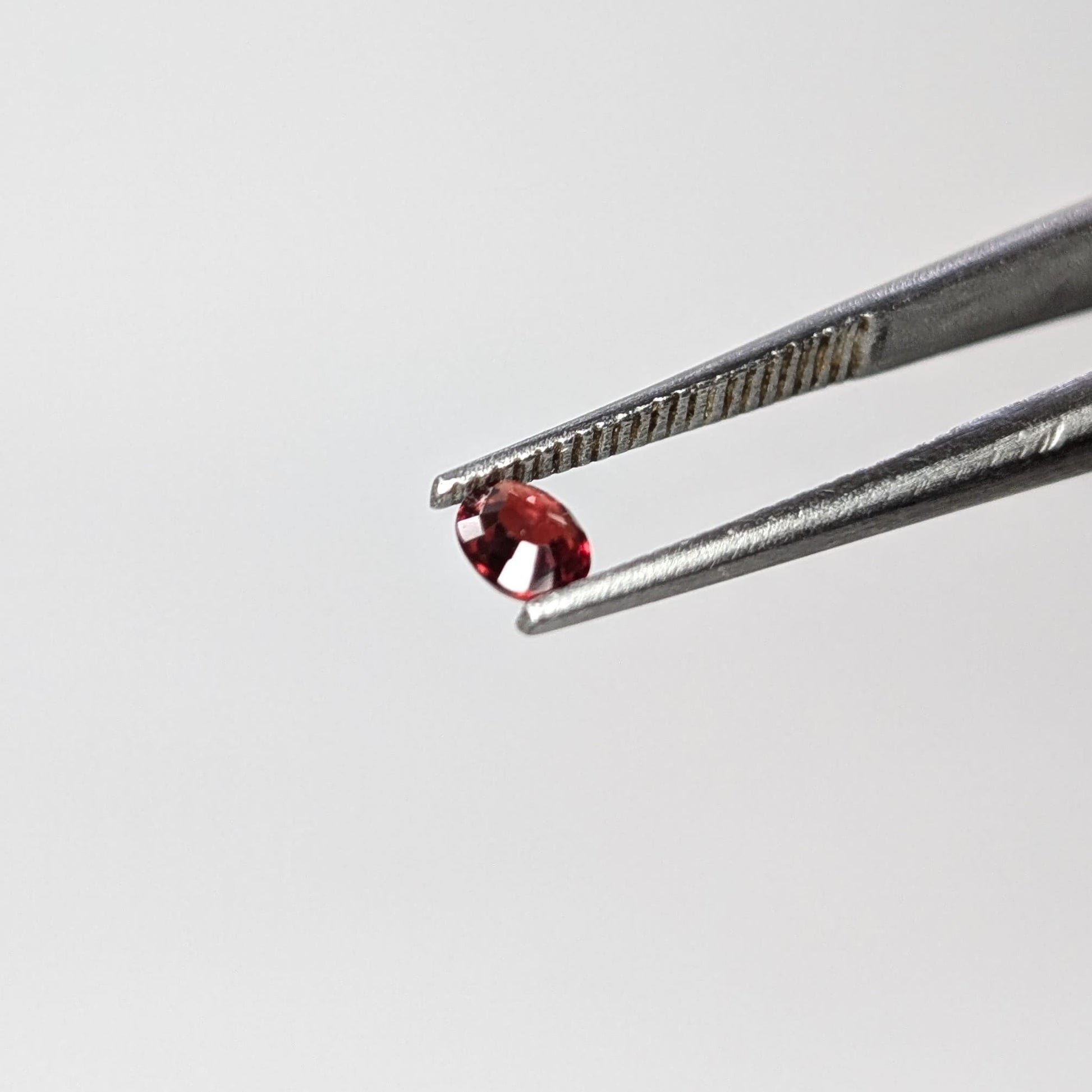 Zafiro Rojo Facetado Ovalado 3x4 mm