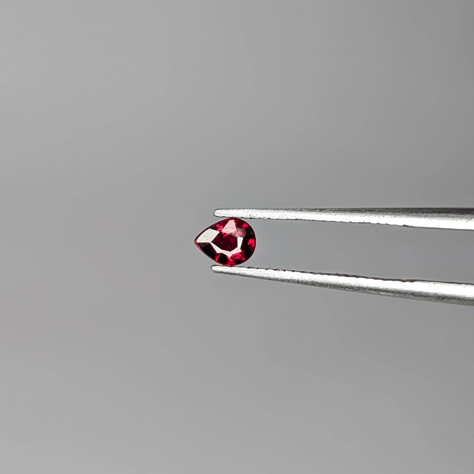 Zafiro Rojo Facetado Gota 4x3 mm