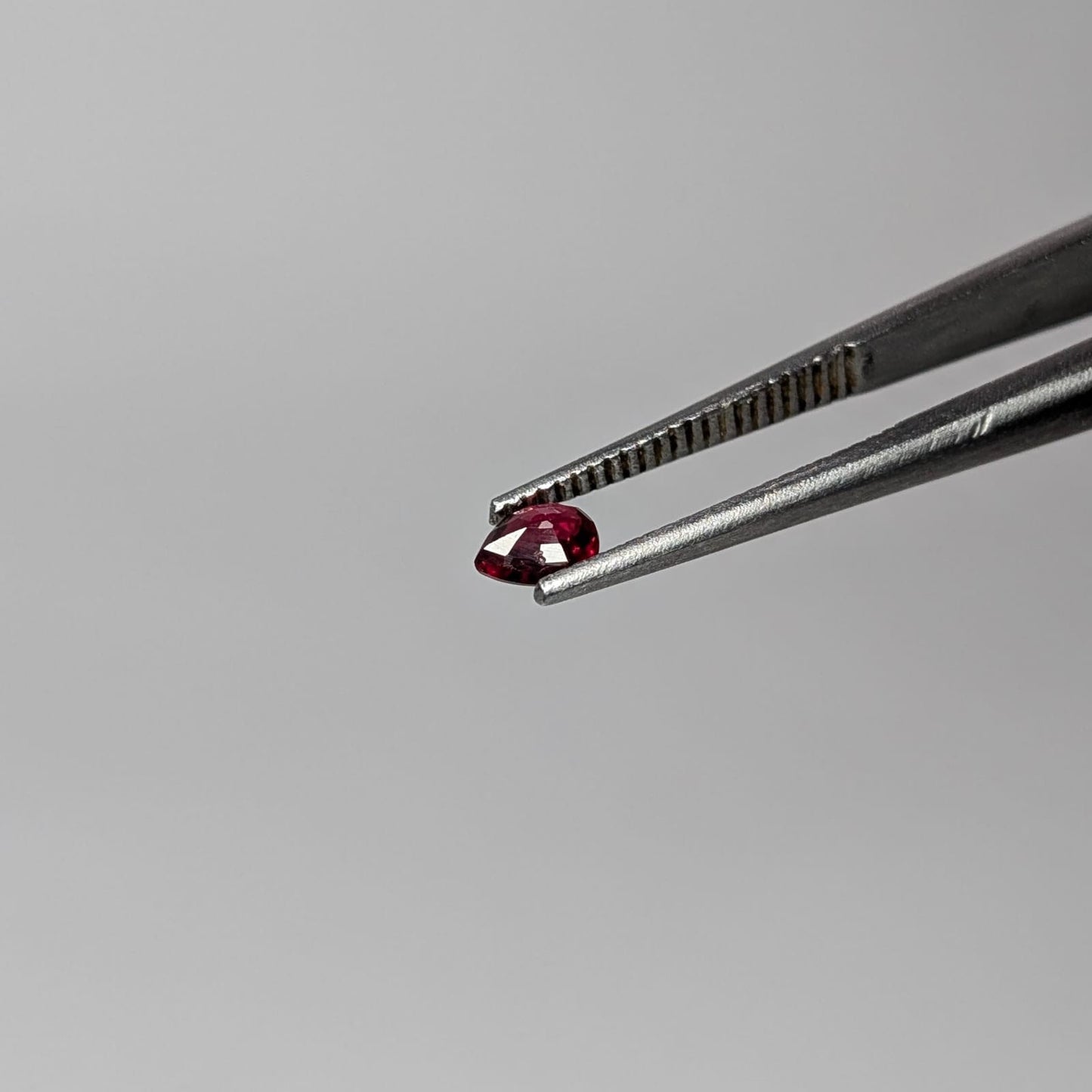 Zafiro Rojo Facetado Gota 4x3 mm
