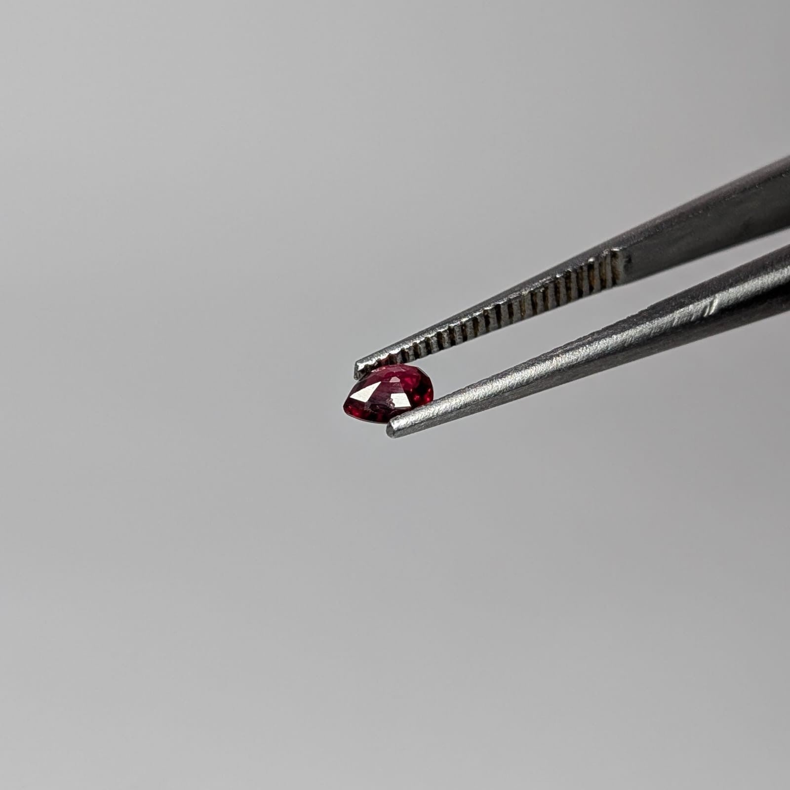 Zafiro Rojo Facetado Gota 4x3 mm
