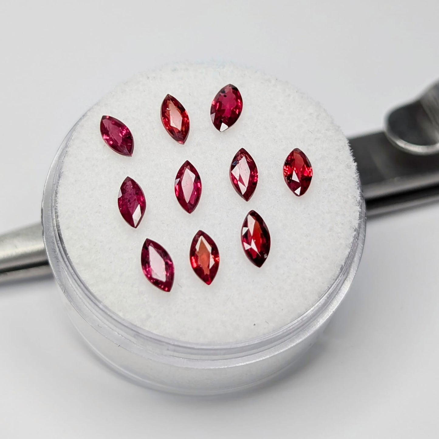 Zafiro Rojo Facetado Marqueza 5x2.5 mm