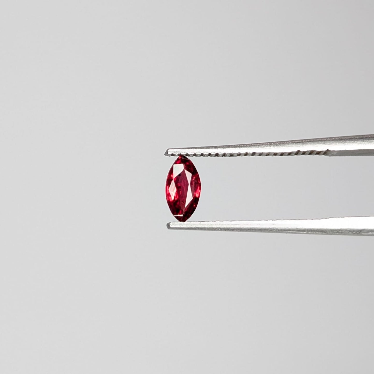 Zafiro Rojo Facetado Marqueza 5x2.5 mm