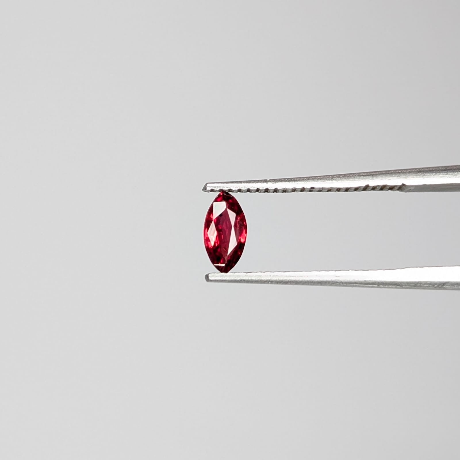 Zafiro Rojo Facetado Marqueza 5x2.5 mm