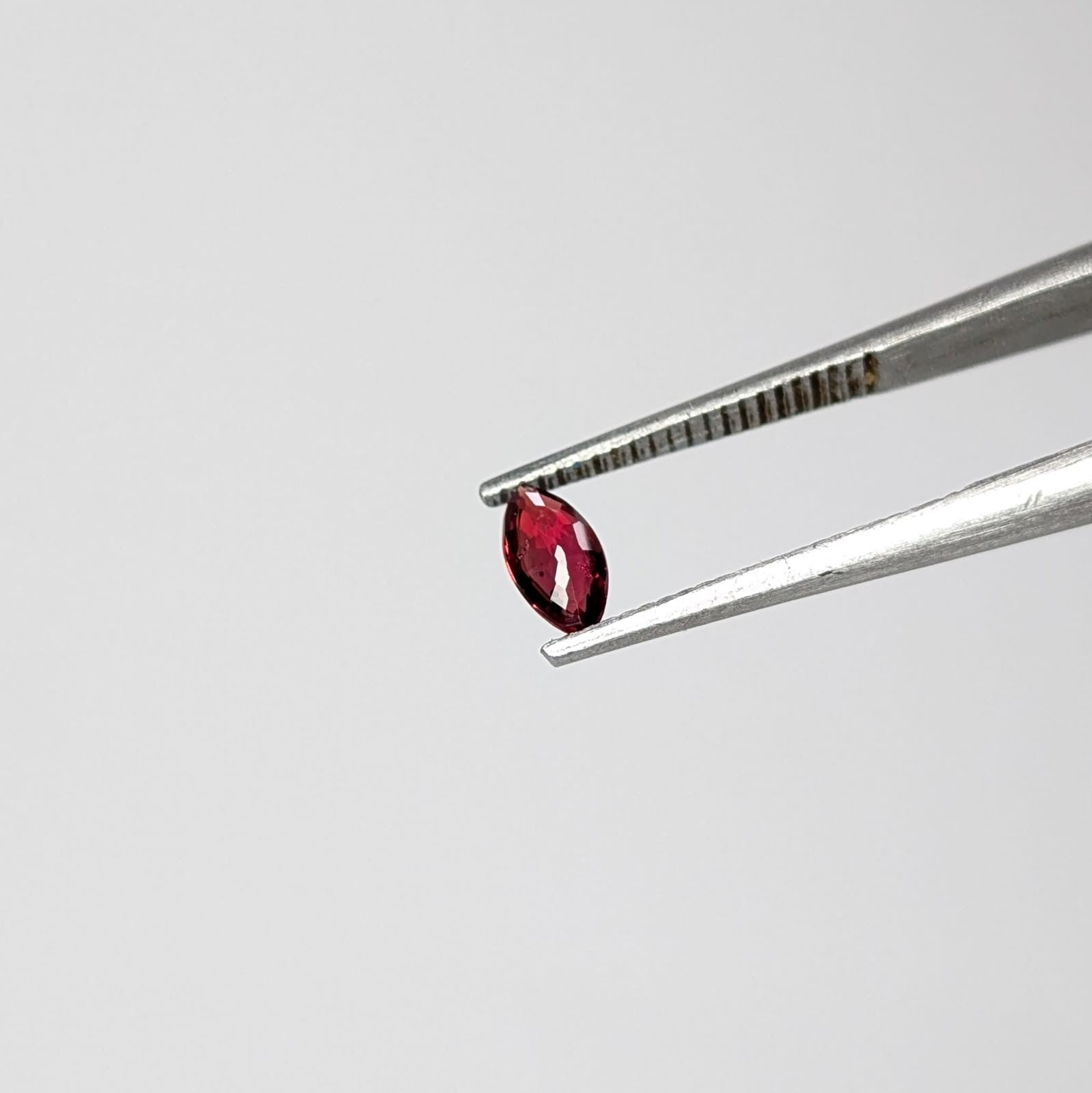 Zafiro Rojo Facetado Marqueza 5x2.5 mm