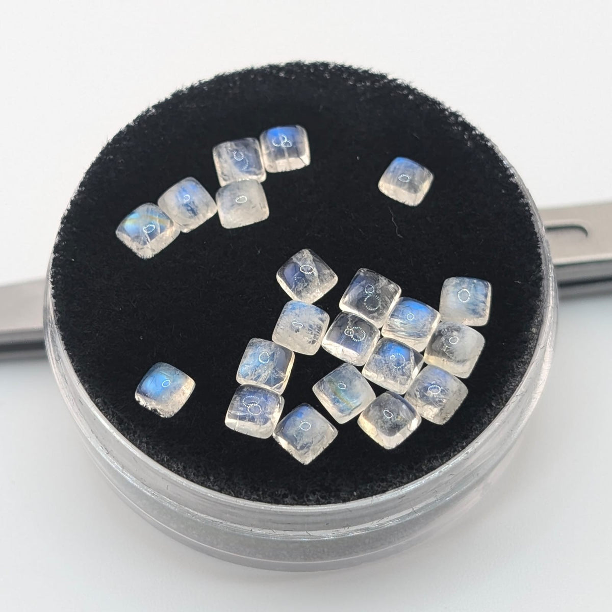 Piedra Luna Arcoiris Cabuchon Cuadrado 4 mm