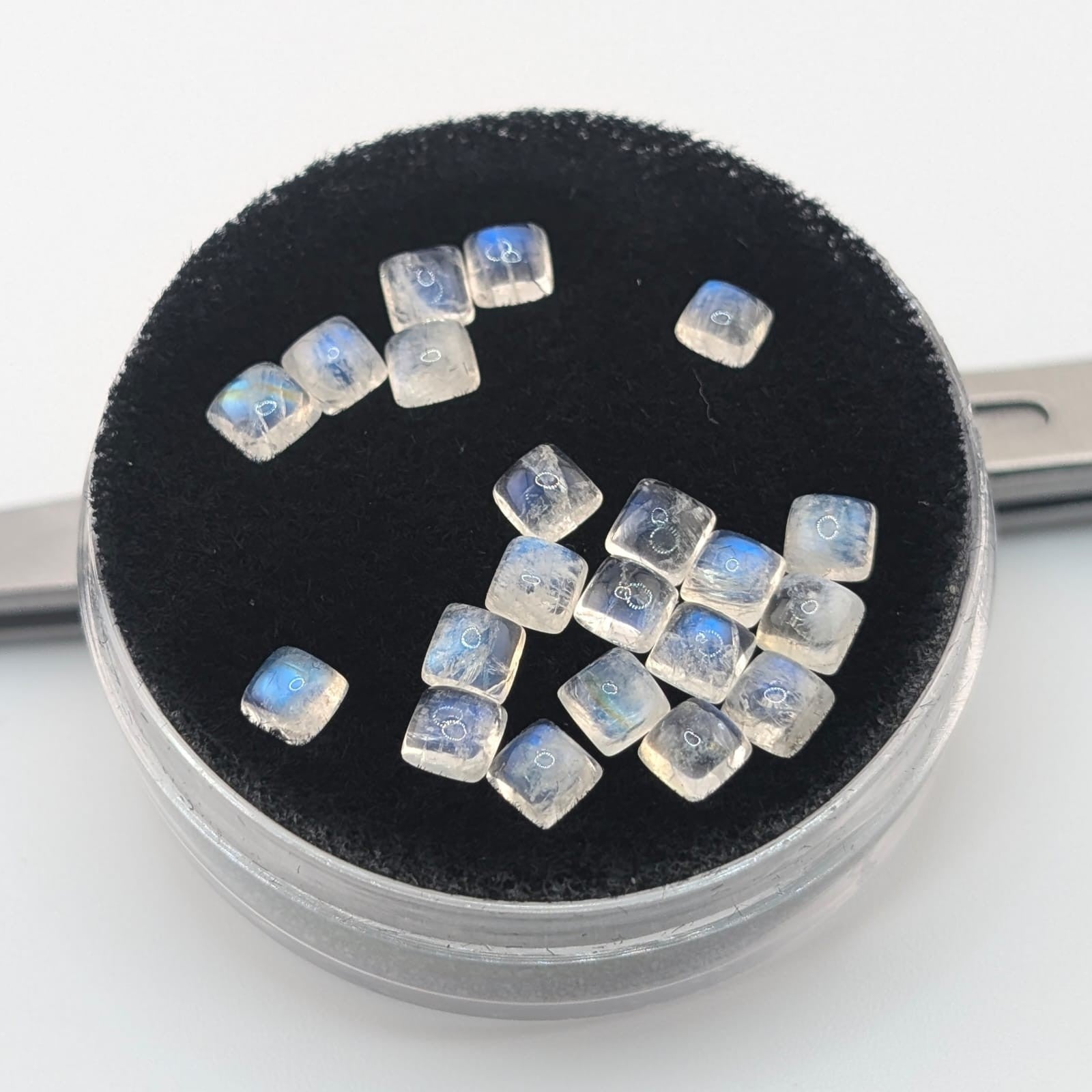 Piedra Luna Arcoiris Cabuchon Cuadrado 4 mm