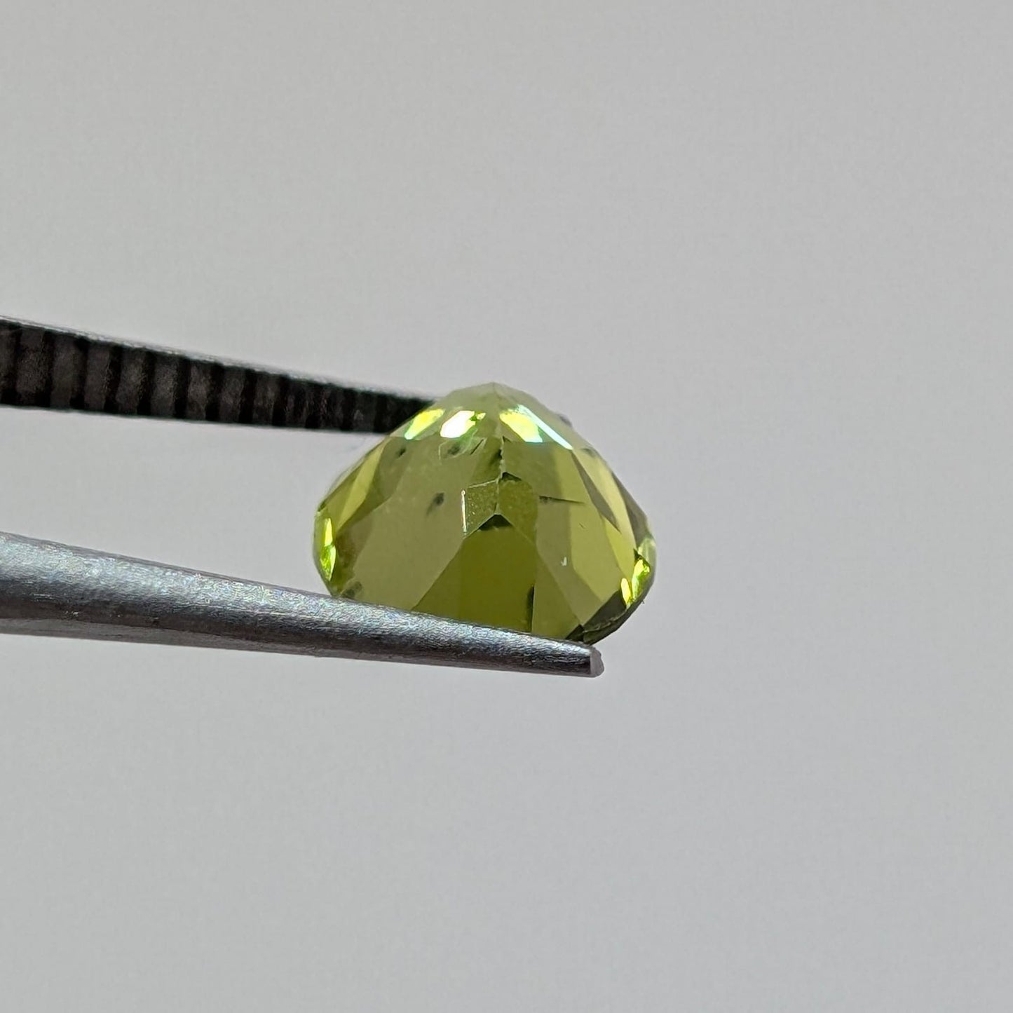 Peridoto Verde Facetado Ovalado 6 mm x 8 mm