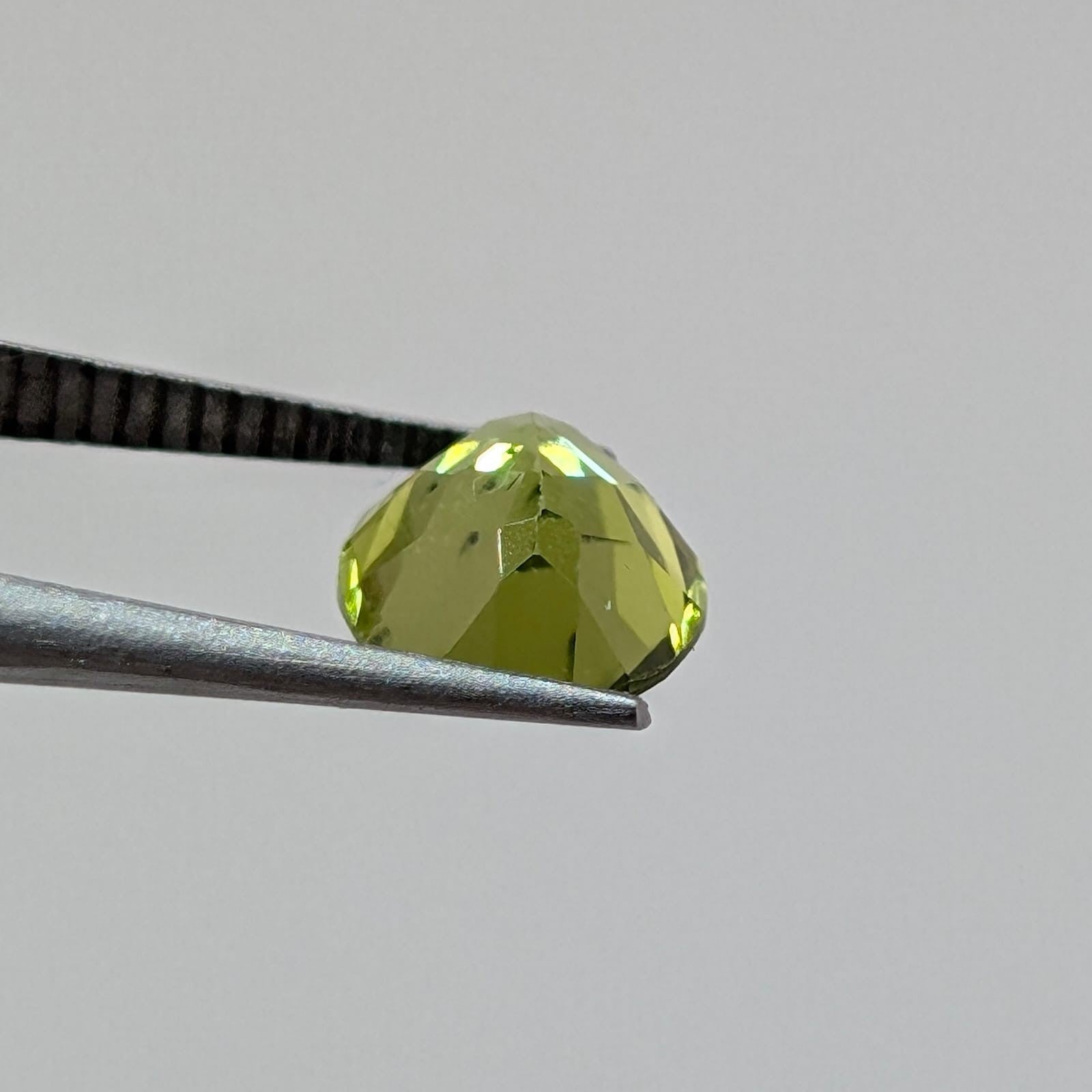 Peridoto Verde Facetado Ovalado 6 mm x 8 mm