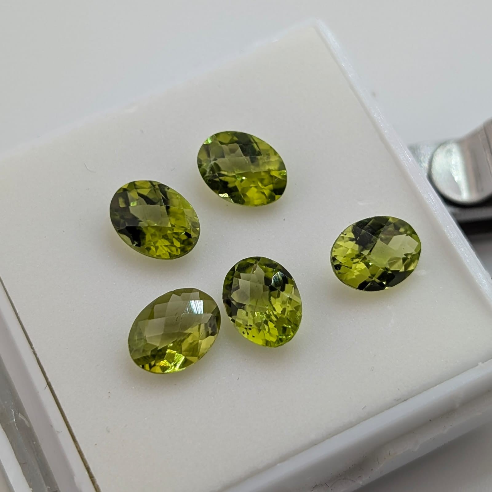 Peridoto Verde Facetado Ovalado 6 mm x 8 mm