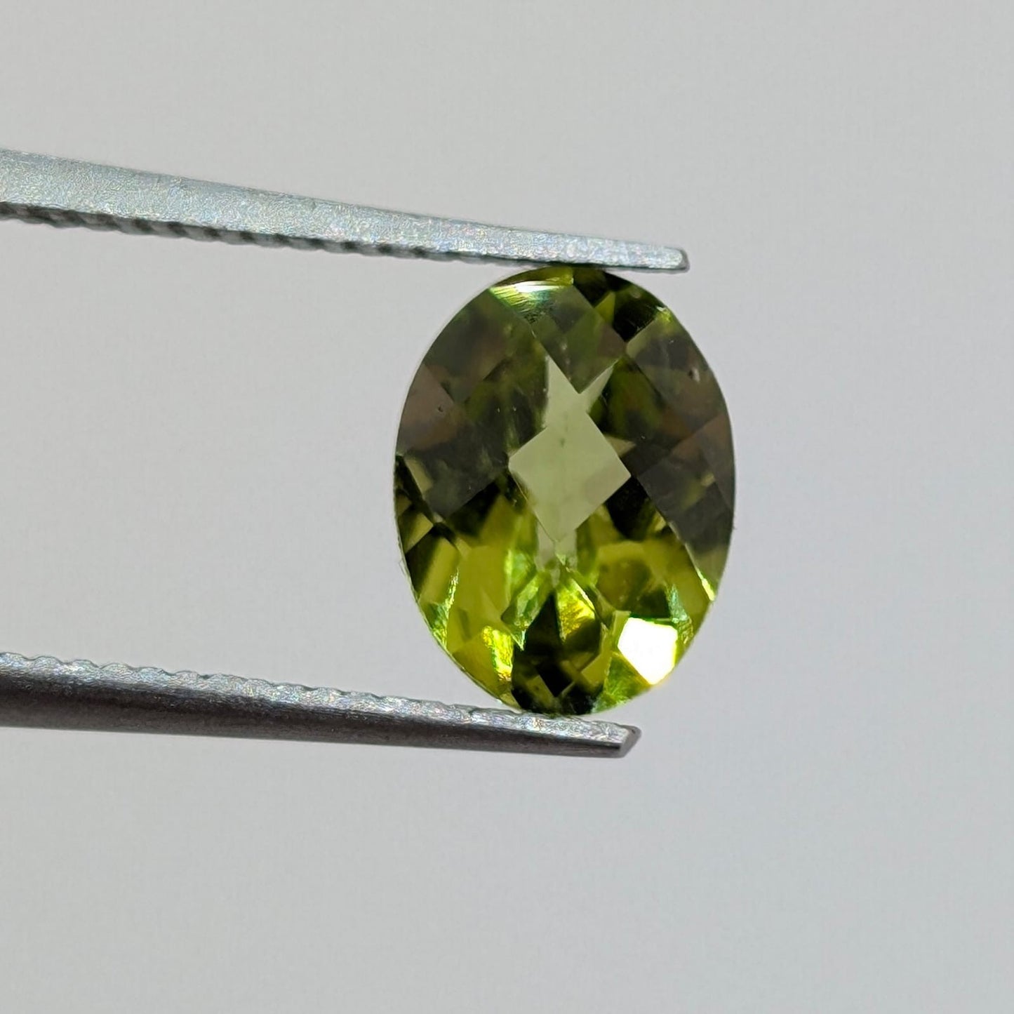 Peridoto Verde Facetado Ovalado 6 mm x 8 mm