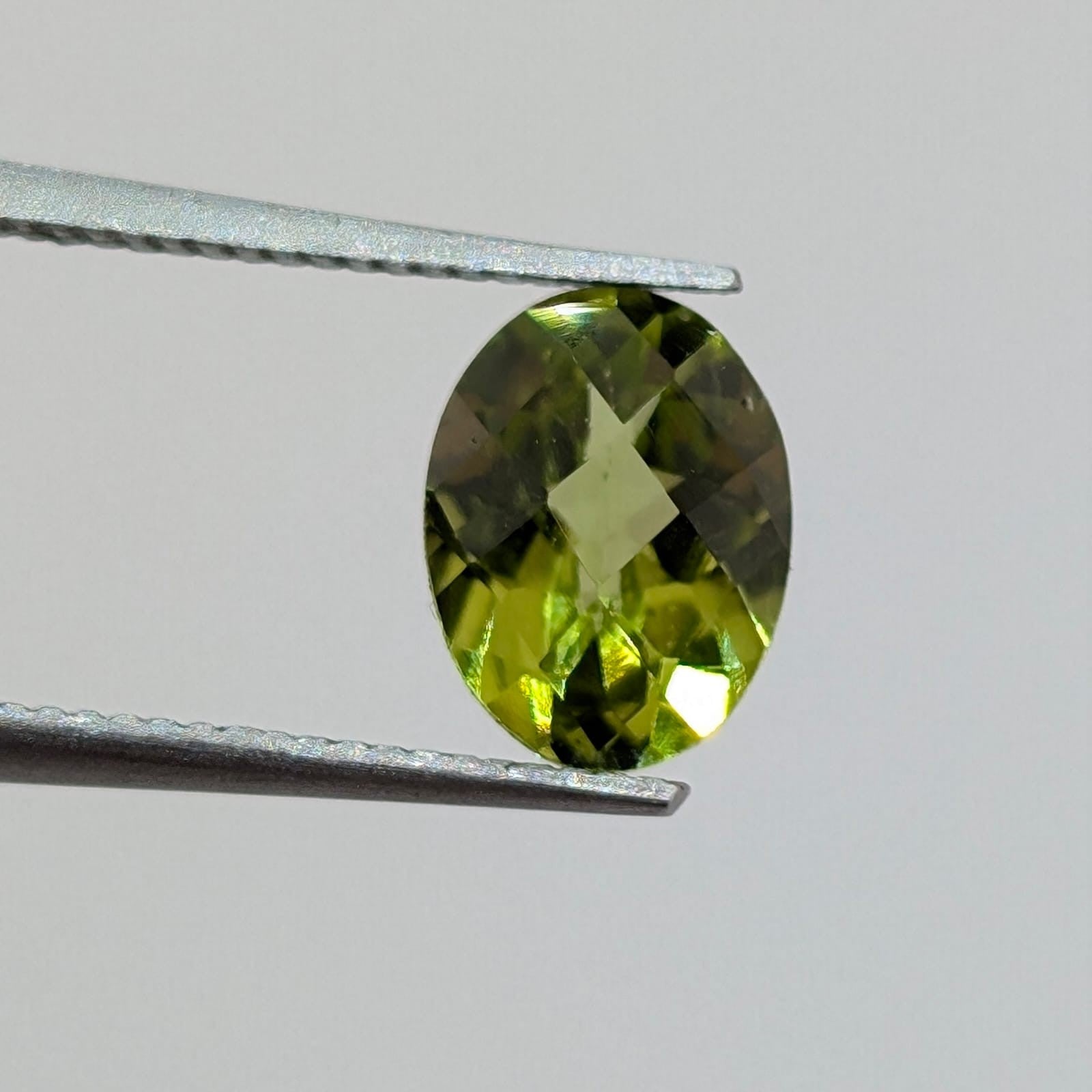 Peridoto Verde Facetado Ovalado 6 mm x 8 mm