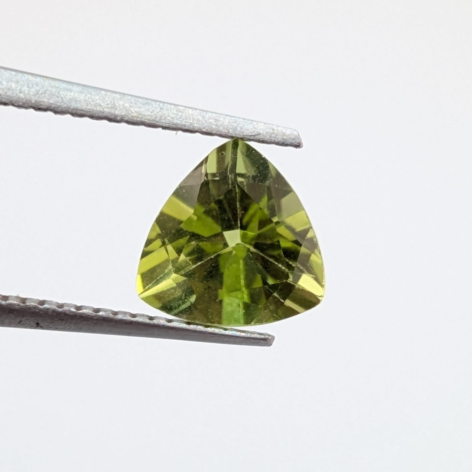 Peridoto Verde Facetado Trilliant 6 mm
