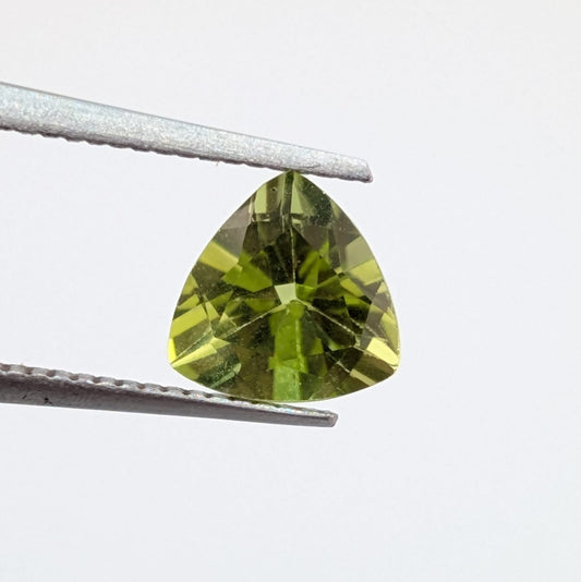 Peridoto Verde Facetado Trilliant 6 mm