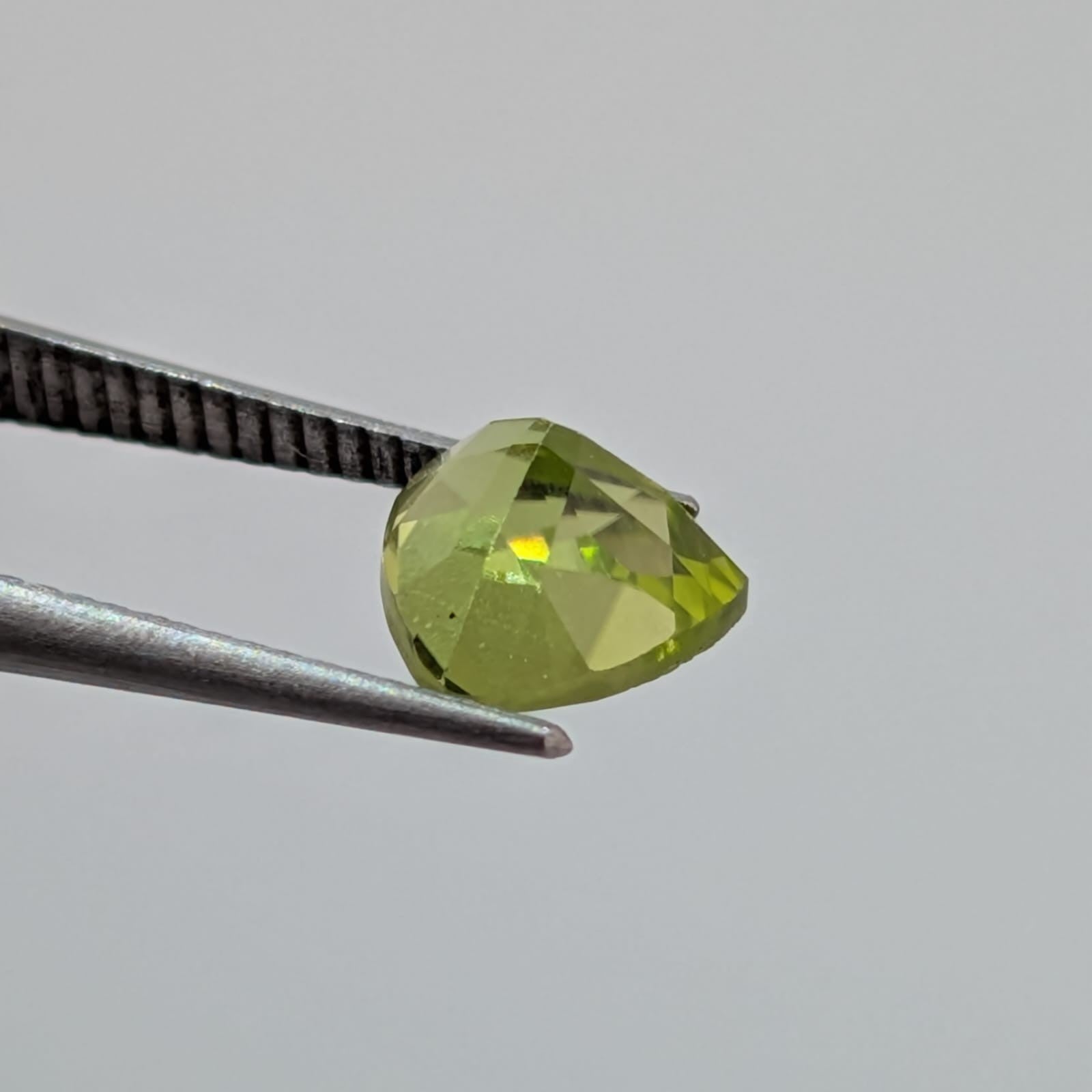 Peridoto Verde Facetado Trilliant 6 mm