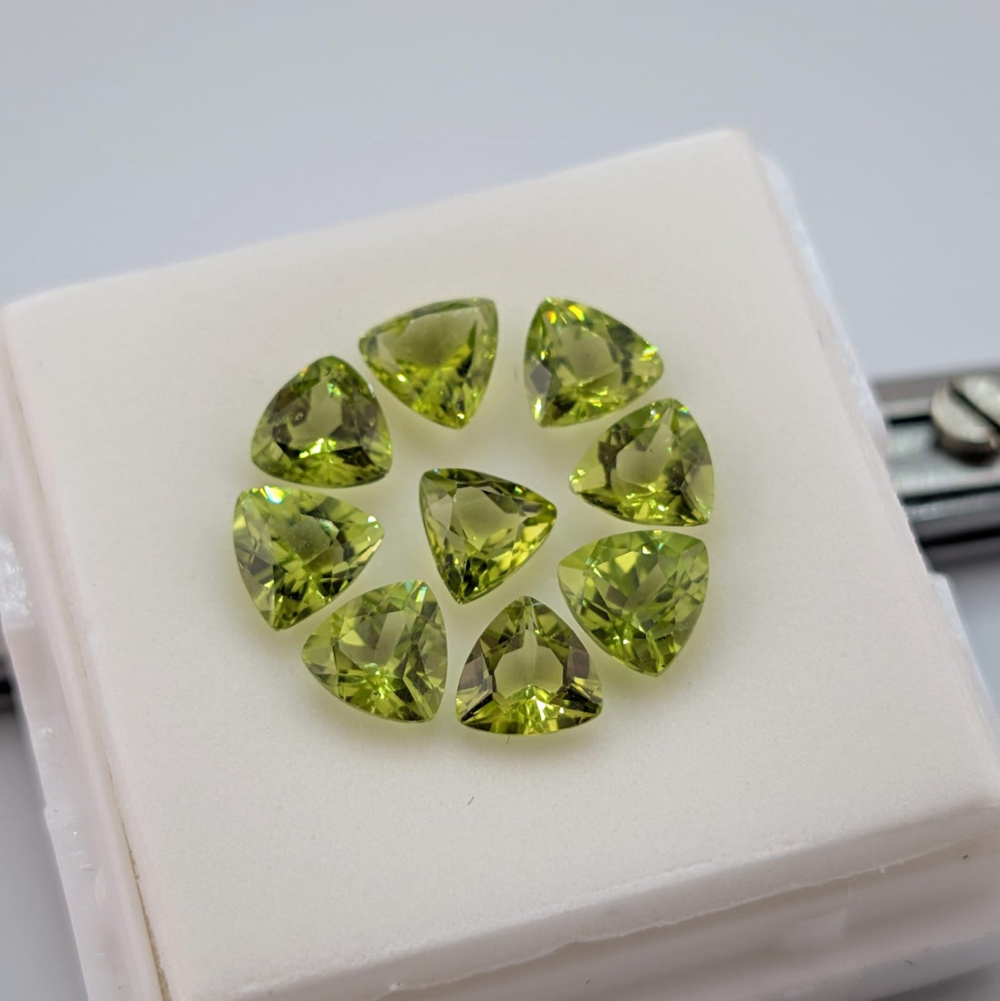 Peridoto Verde Facetado Trilliant 6 mm