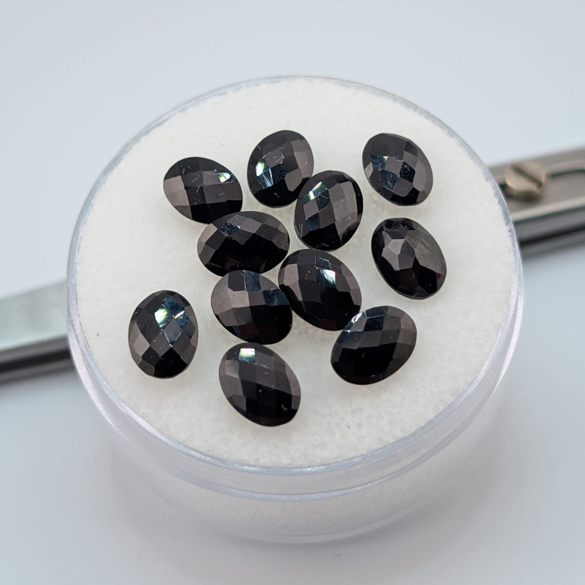 Espinela Negra Facetado Ovalado 5 mm x 7 mm